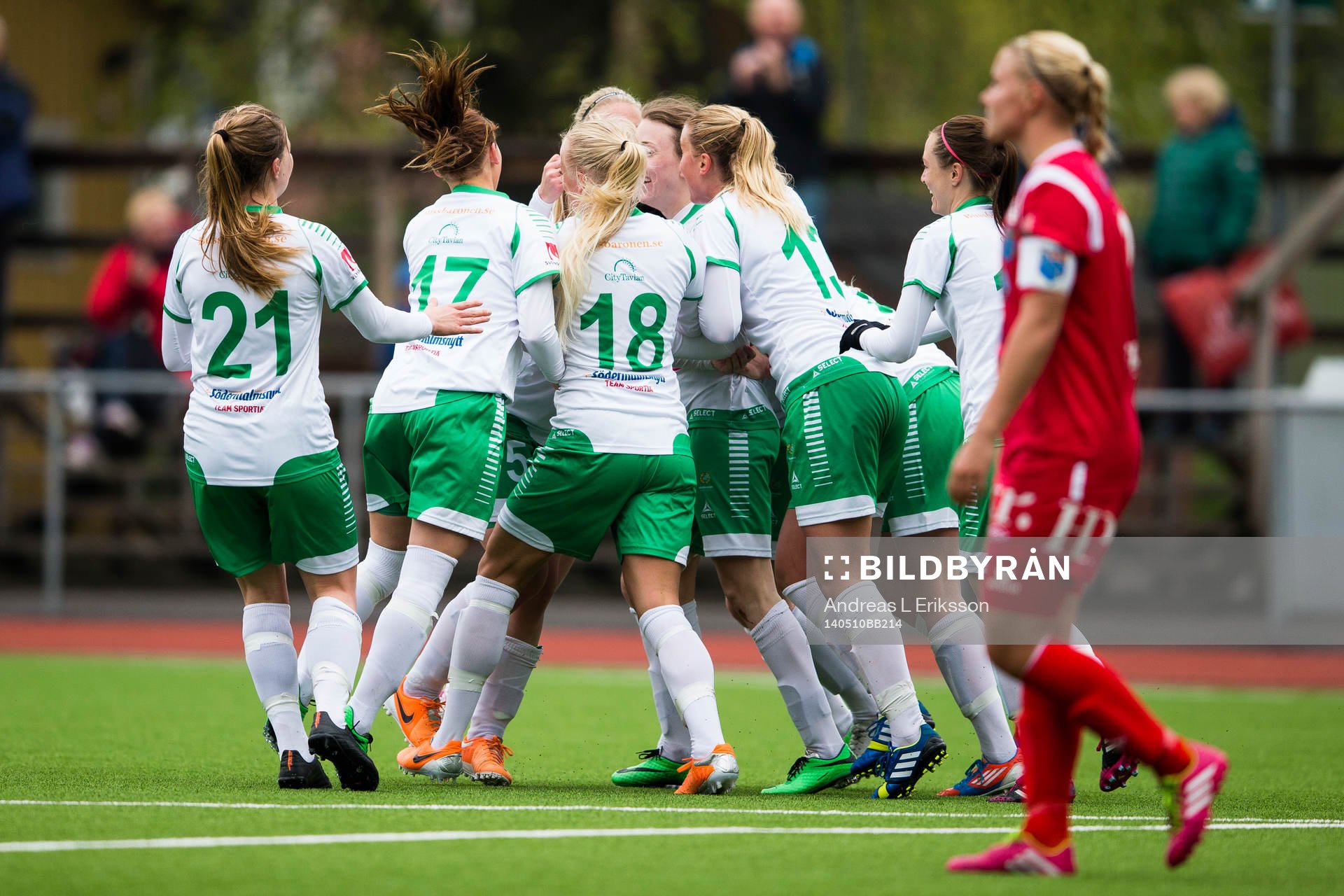 Hammarbys spelare jublar