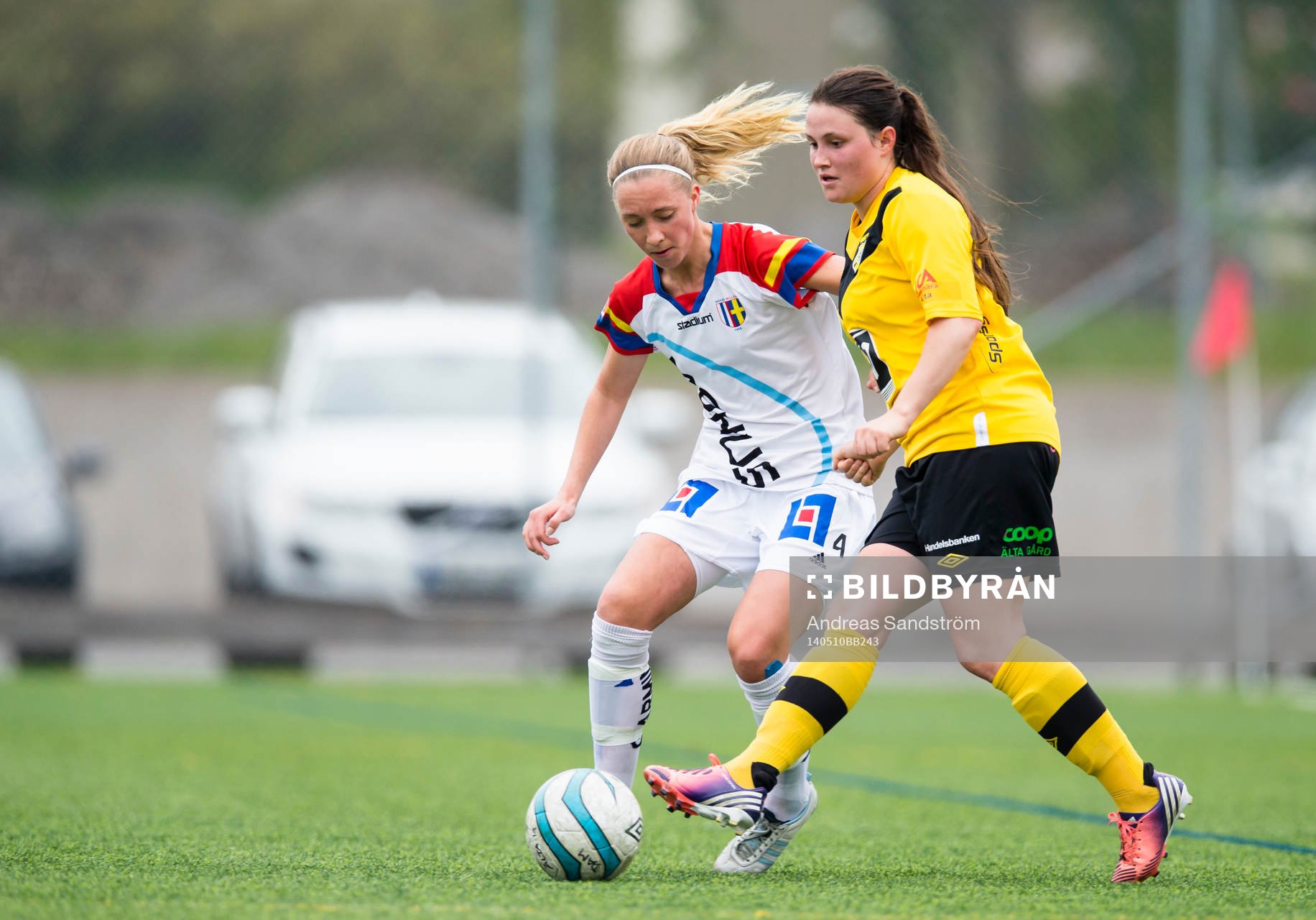 Ältas Anna Lechner i kamp med Hovås Billdals Amanda Hallesjö under fotbollsmatchen i Elitettan mellan Älta och Hovås Billdal den 10 Maj 2014 i Stockholm.