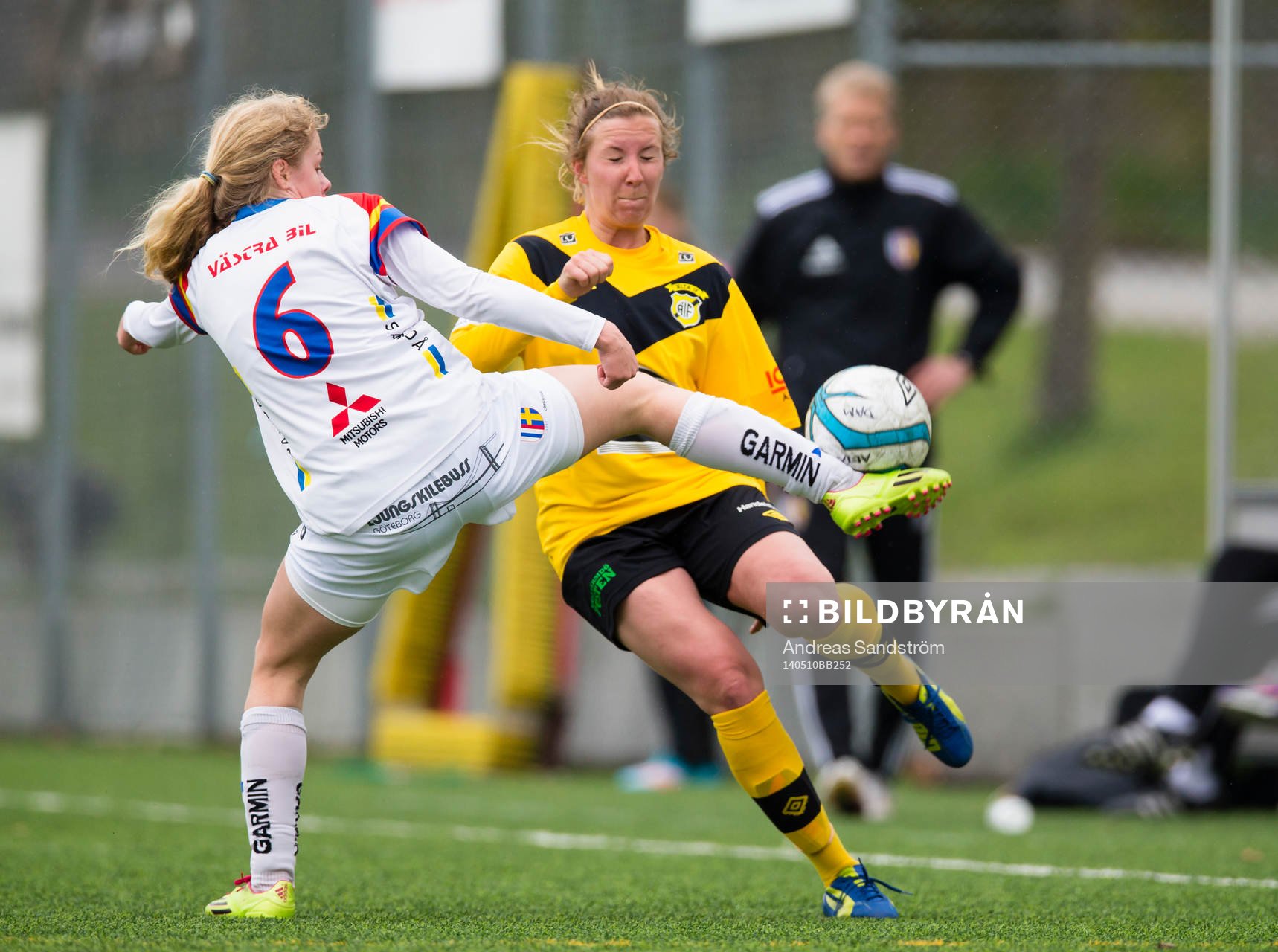 Hovås Billdals Maja Göthberg rensar undan en boll
