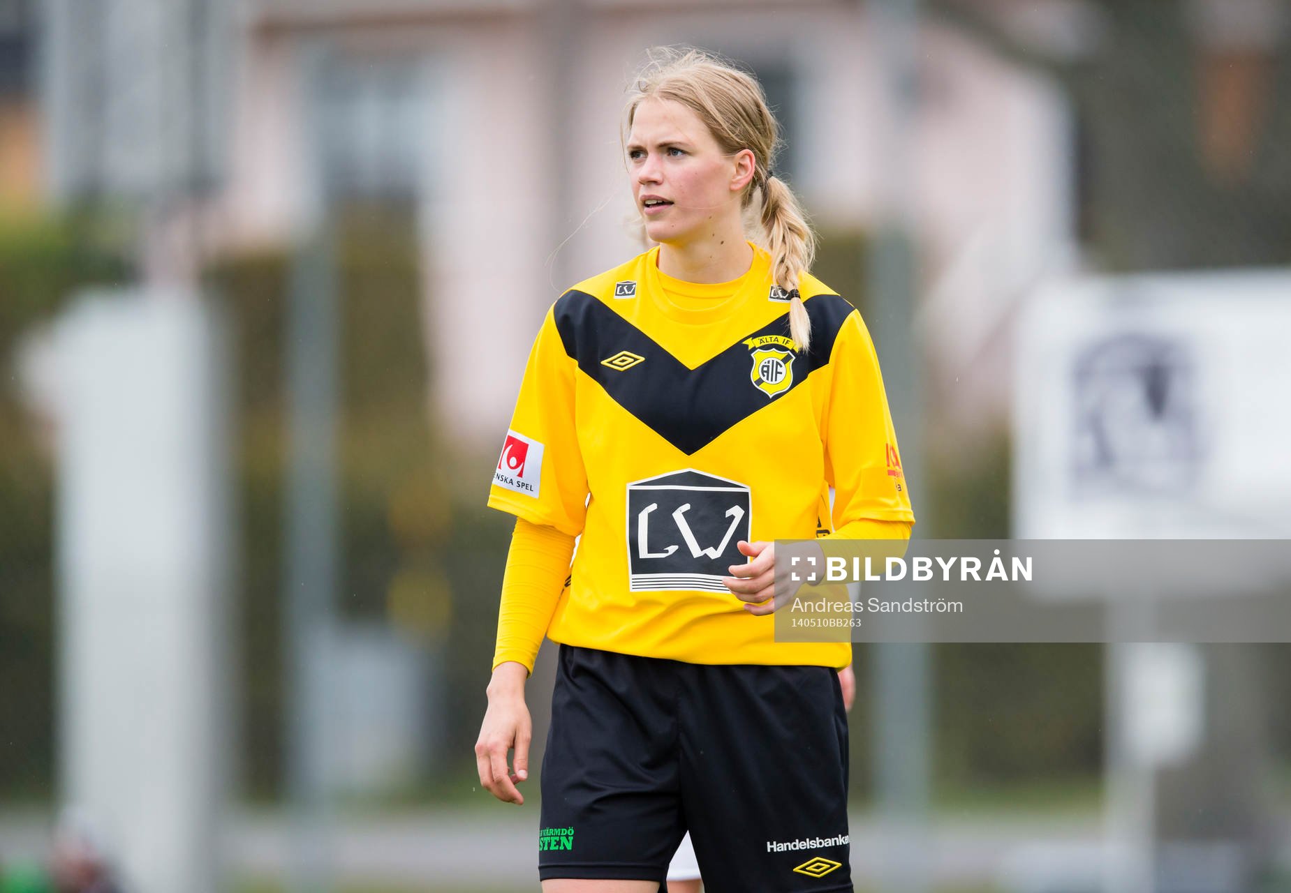 Ältas  Amanda Höglund under fotbollsmatchen i Elitettan mellan Älta och Hovås Billdal den 10 Maj 2014 i Stockholm. 