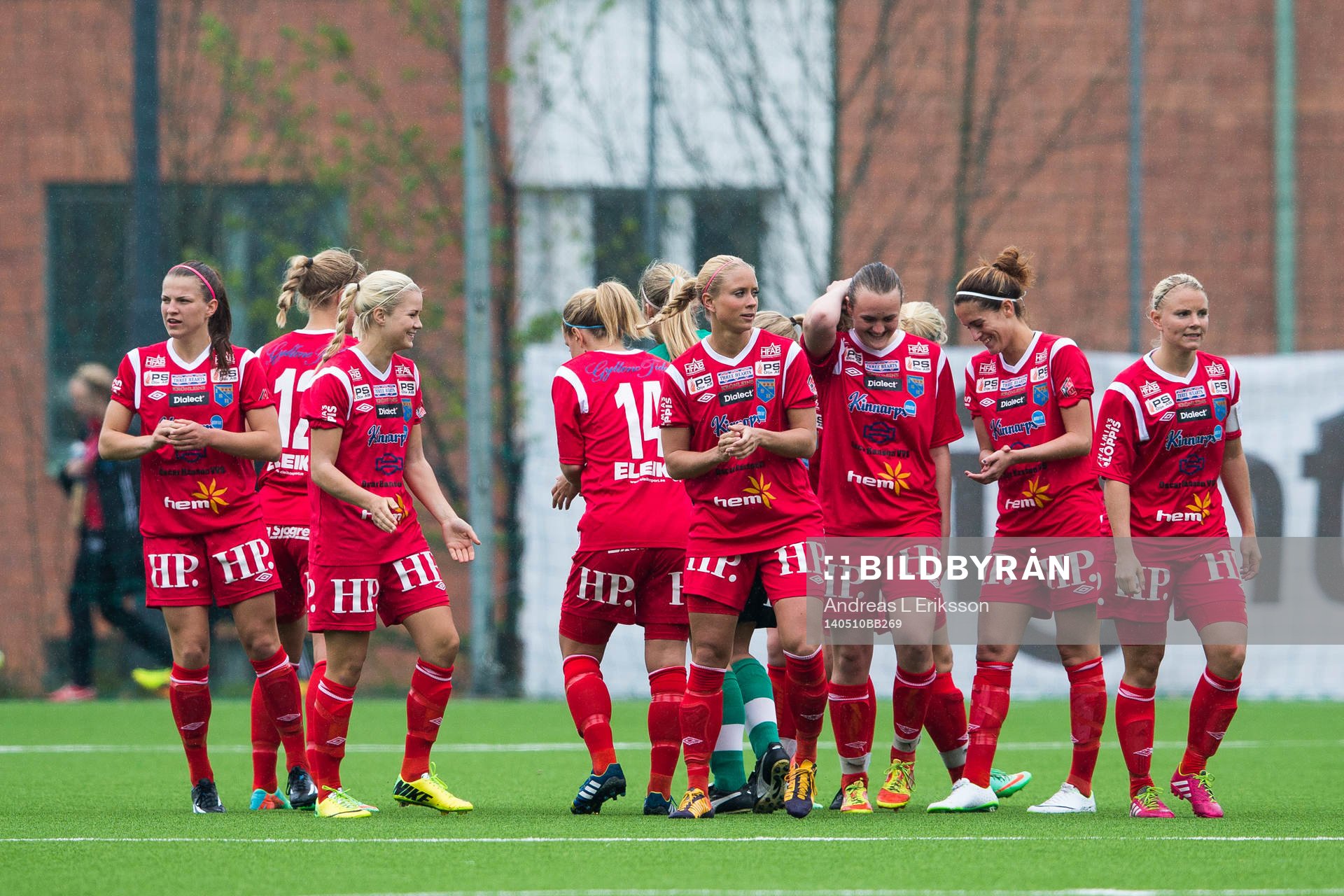 Halmias spelare peppar varann innan fotbollsmatchen i