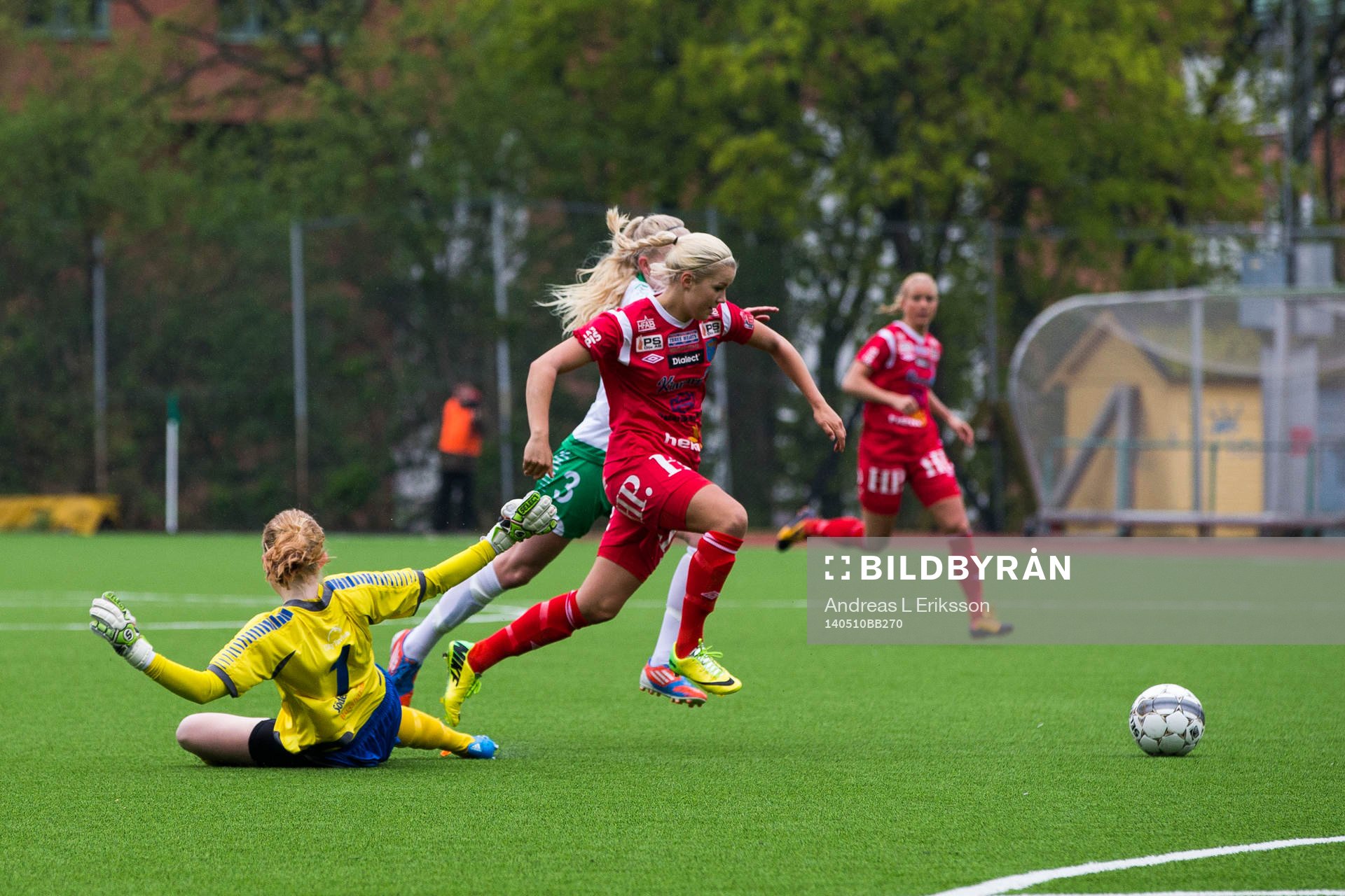 Halmias Amanda Johnsson Haahr tar sig förbi Hammarbys