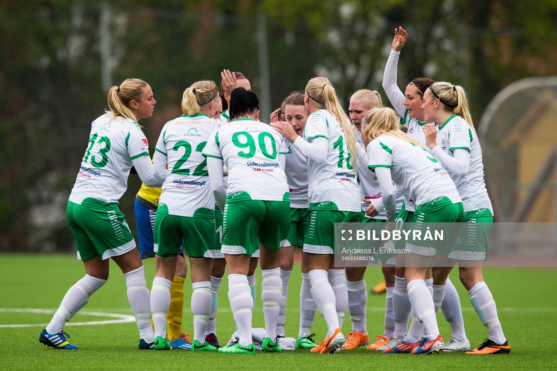Hammarbys spelare peppar varann innan fotbollsmatchen i Elitettan mellan Hammarby och Halmia den 10 maj 2014 i Stockholm. 