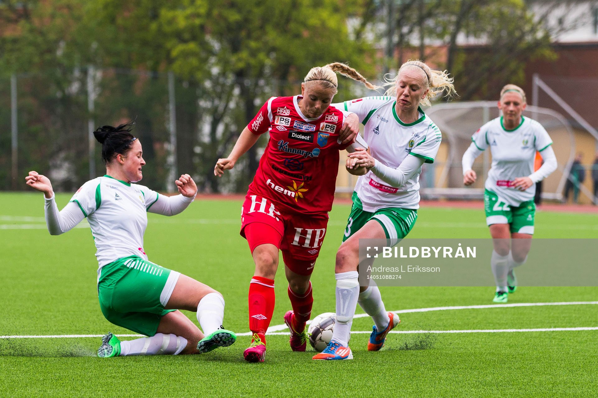 Halmias Jessica Jingblad (m) stoppas av Hammarbys Sigrid
