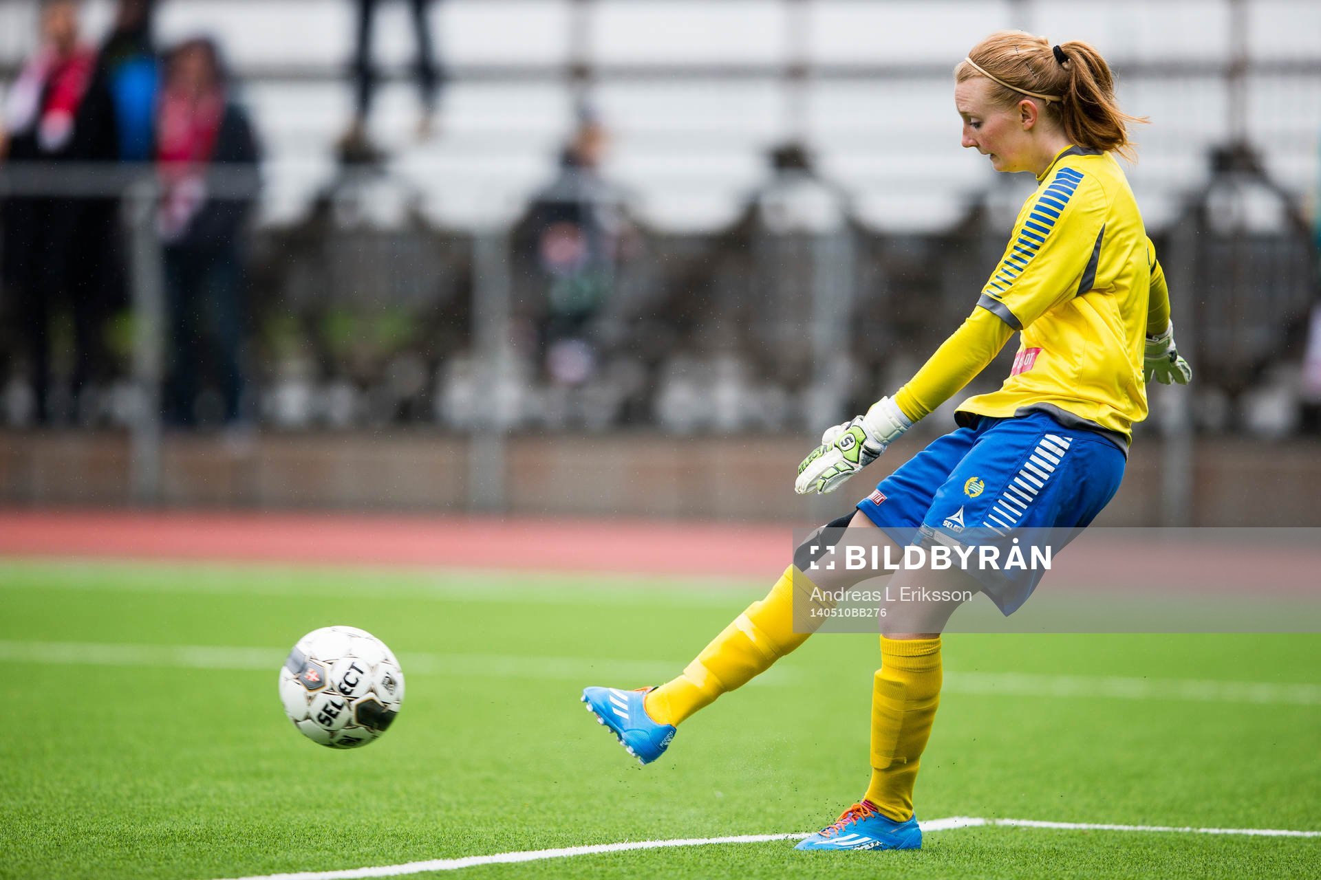 Hammarbys målvakt Emelie Ekman med en utspark