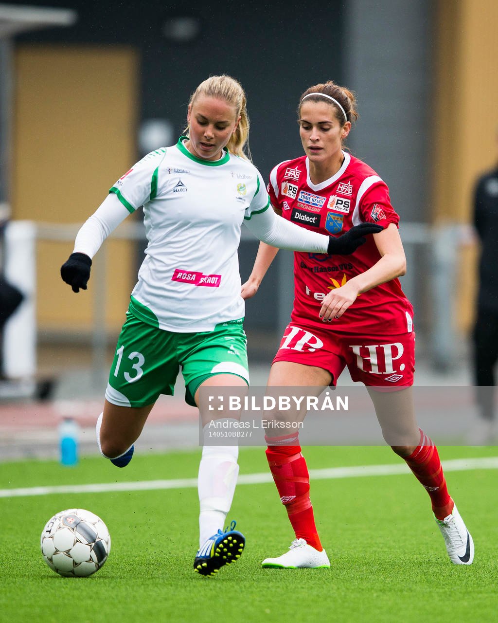 Hammarbys Petronella Ekroth i kamp om bollen med Halmias