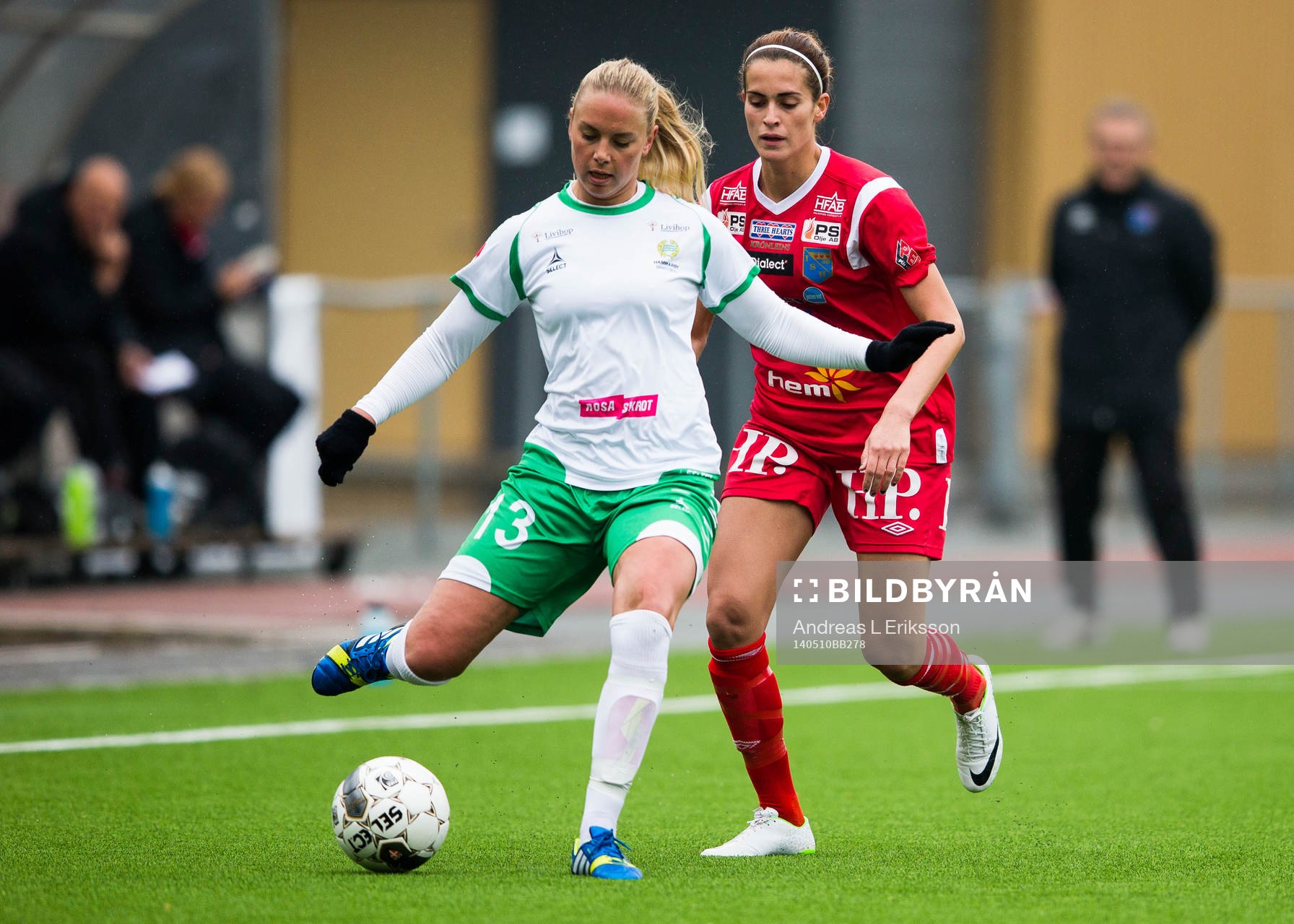 Hammarbys Petronella Ekroth i kamp om bollen med Halmias