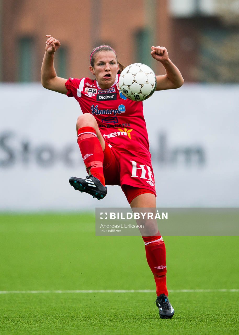 Halmias Wendela Wedenryd tar ner bollen under fotbollsmatchen i Elitettan mellan Hammarby och Halmia den 10 maj 2014 i Stockholm. 