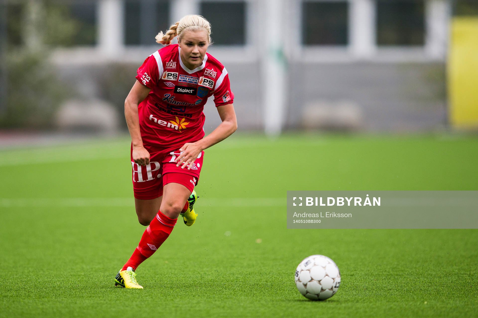 Halmias Amanda Johnsson Haahr  med bollen
