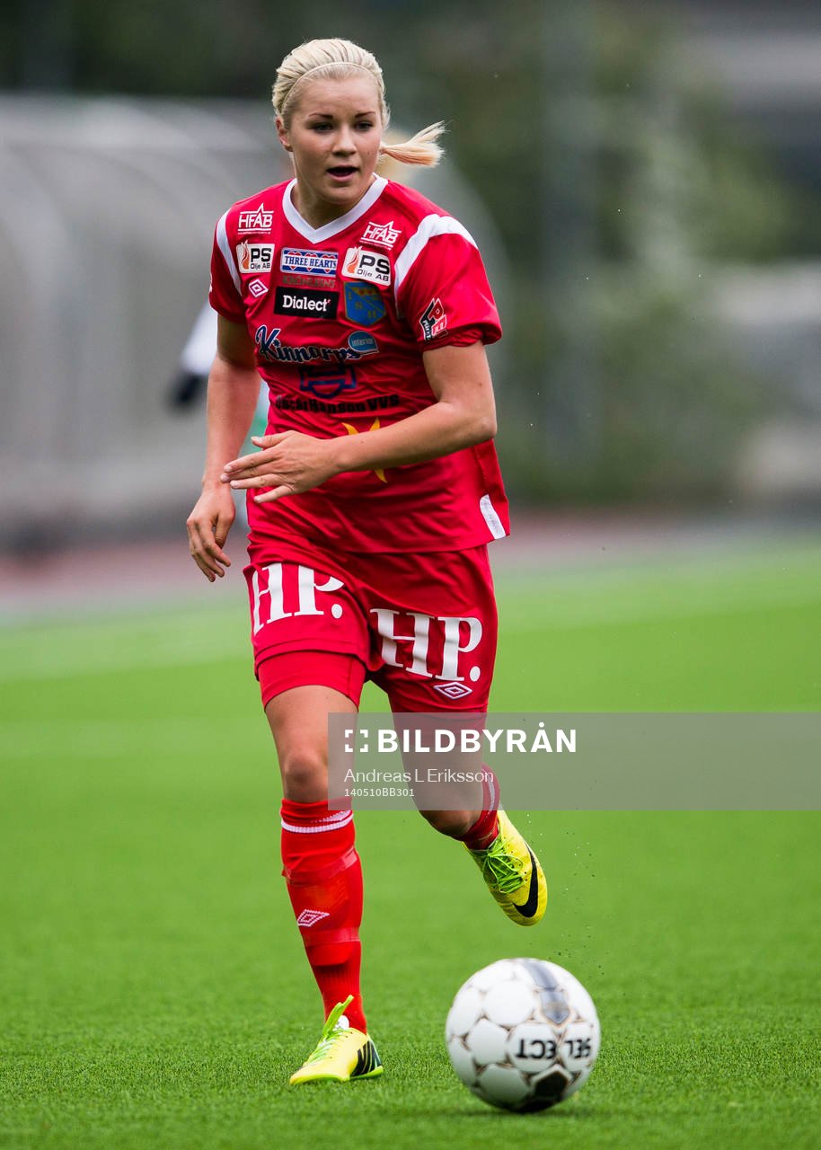 Halmias Amanda Johnsson Haahr  med bollen