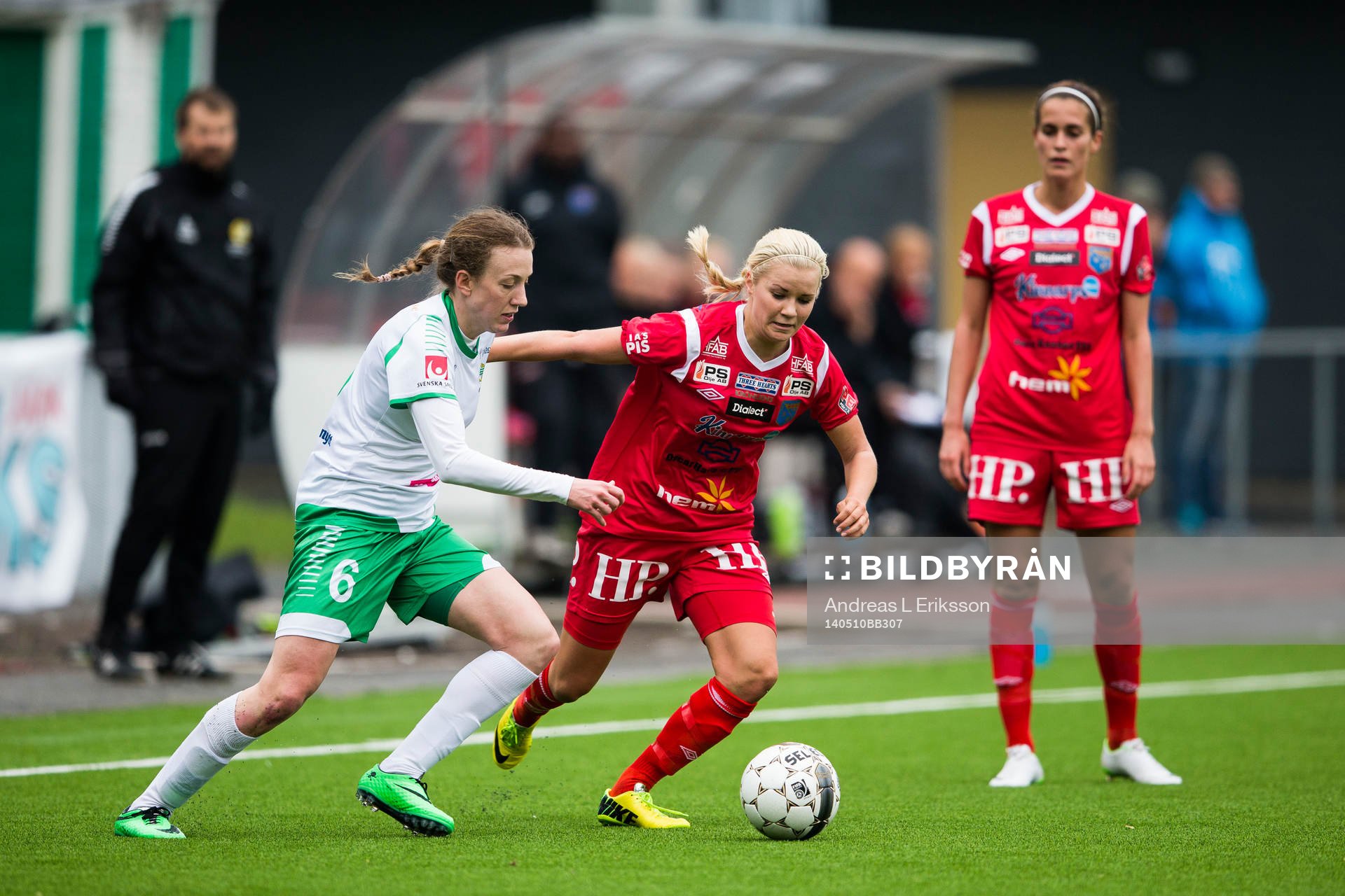 Hammarbys Olga Ekblom i kamp om bollen med Halmias Amanda Johnsson Haahr under fotbollsmatchen i Elitettan mellan Hammarby och Halmia den 10 maj 2014 i Stockholm.