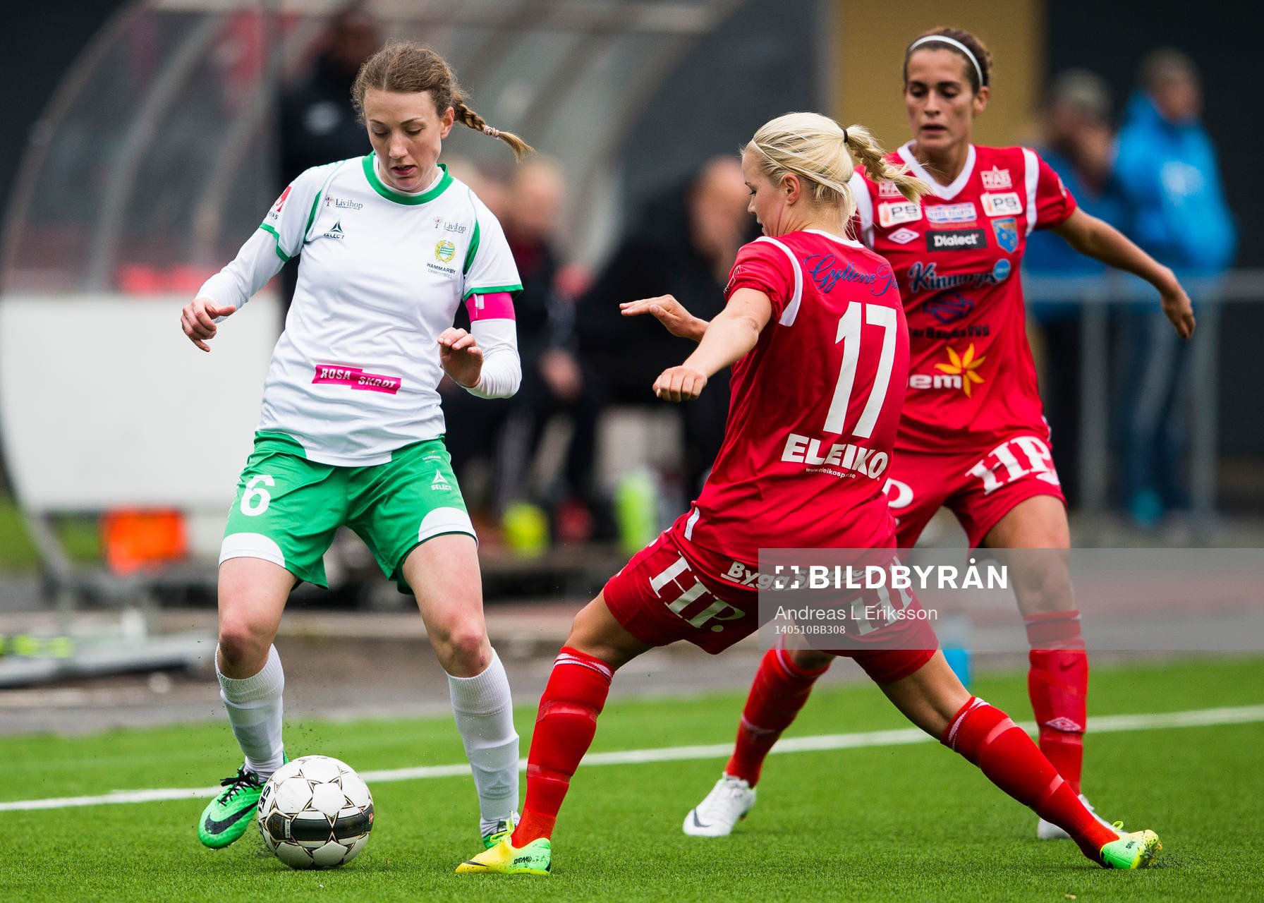 Hammarbys Olga Ekblom i kamp om bollen med Halmias Amanda