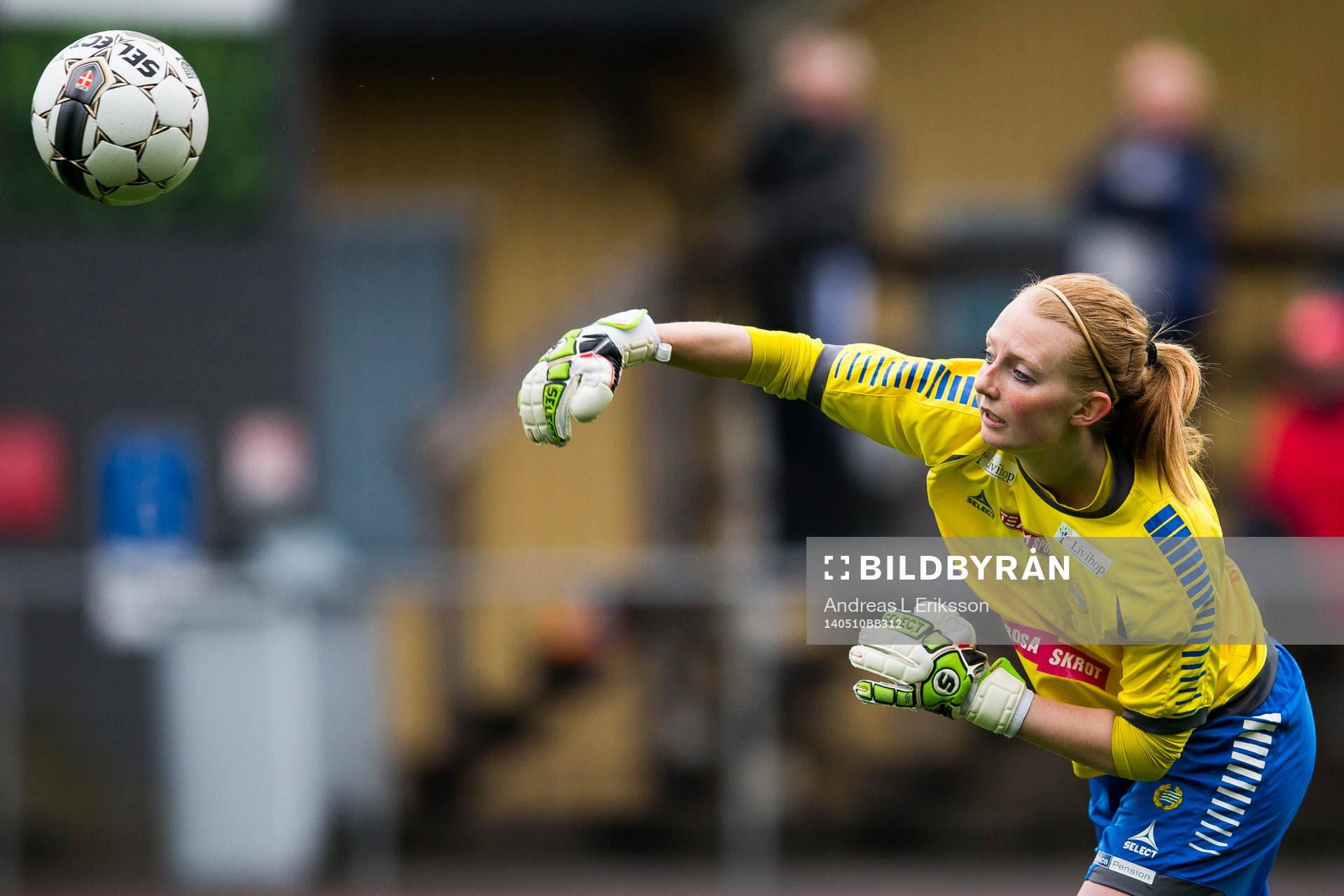 Hammarbys målvakt Emelie Ekman med ett utkast