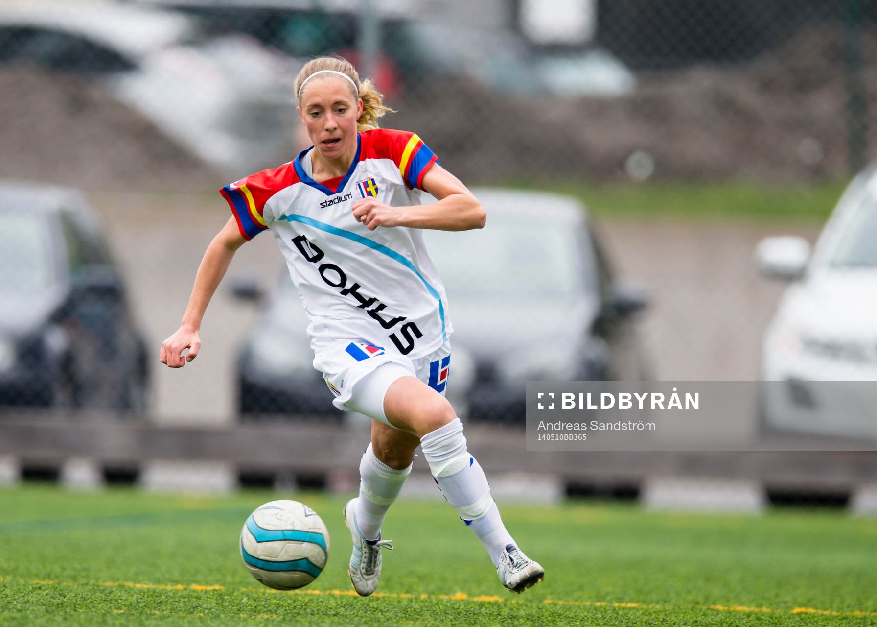 Hovås Billdals Amanda Hallesjö under fotbollsmatchen i Elitettan mellan Älta och Hovås Billdal den 10 Maj 2014 i Stockholm. 