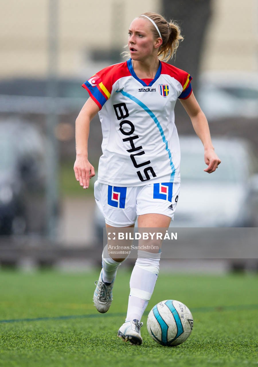 Hovås Billdals Amanda Hallesjö under fotbollsmatchen i Elitettan mellan Älta och Hovås Billdal den 10 Maj 2014 i Stockholm. 