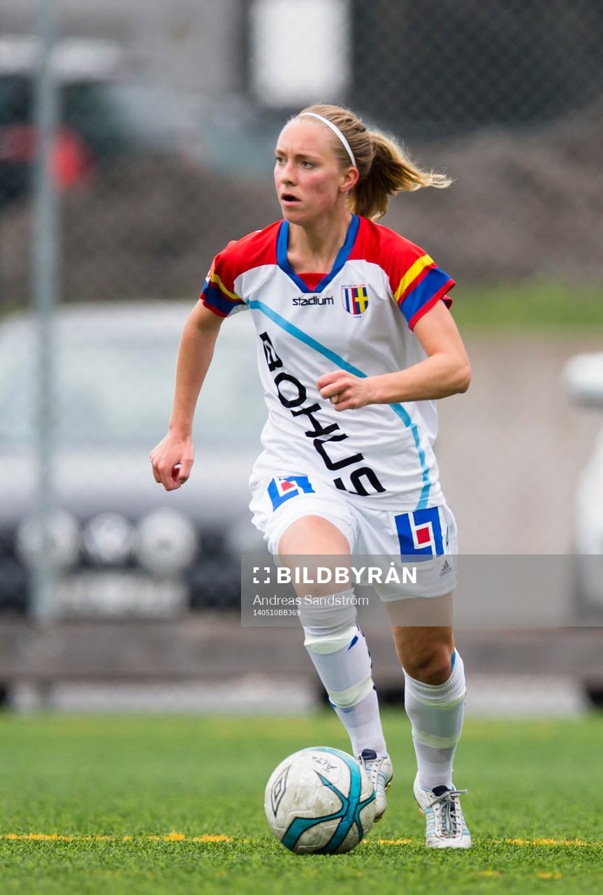Hovås Billdals Amanda Hallesjö under fotbollsmatchen i Elitettan mellan Älta och Hovås Billdal den 10 Maj 2014 i Stockholm. 