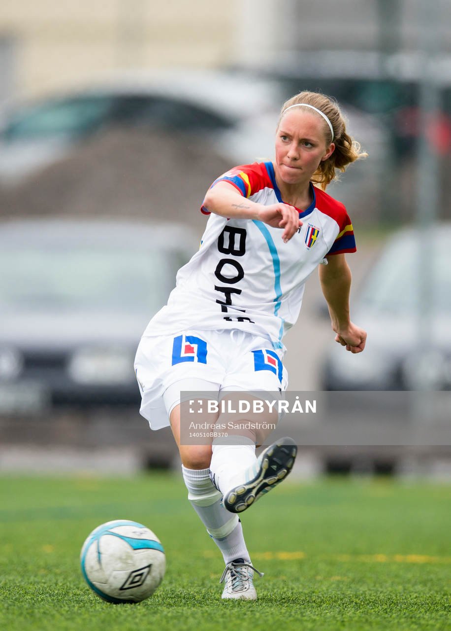 Hovås Billdals Amanda Hallesjö under fotbollsmatchen i Elitettan mellan Älta och Hovås Billdal den 10 Maj 2014 i Stockholm. 