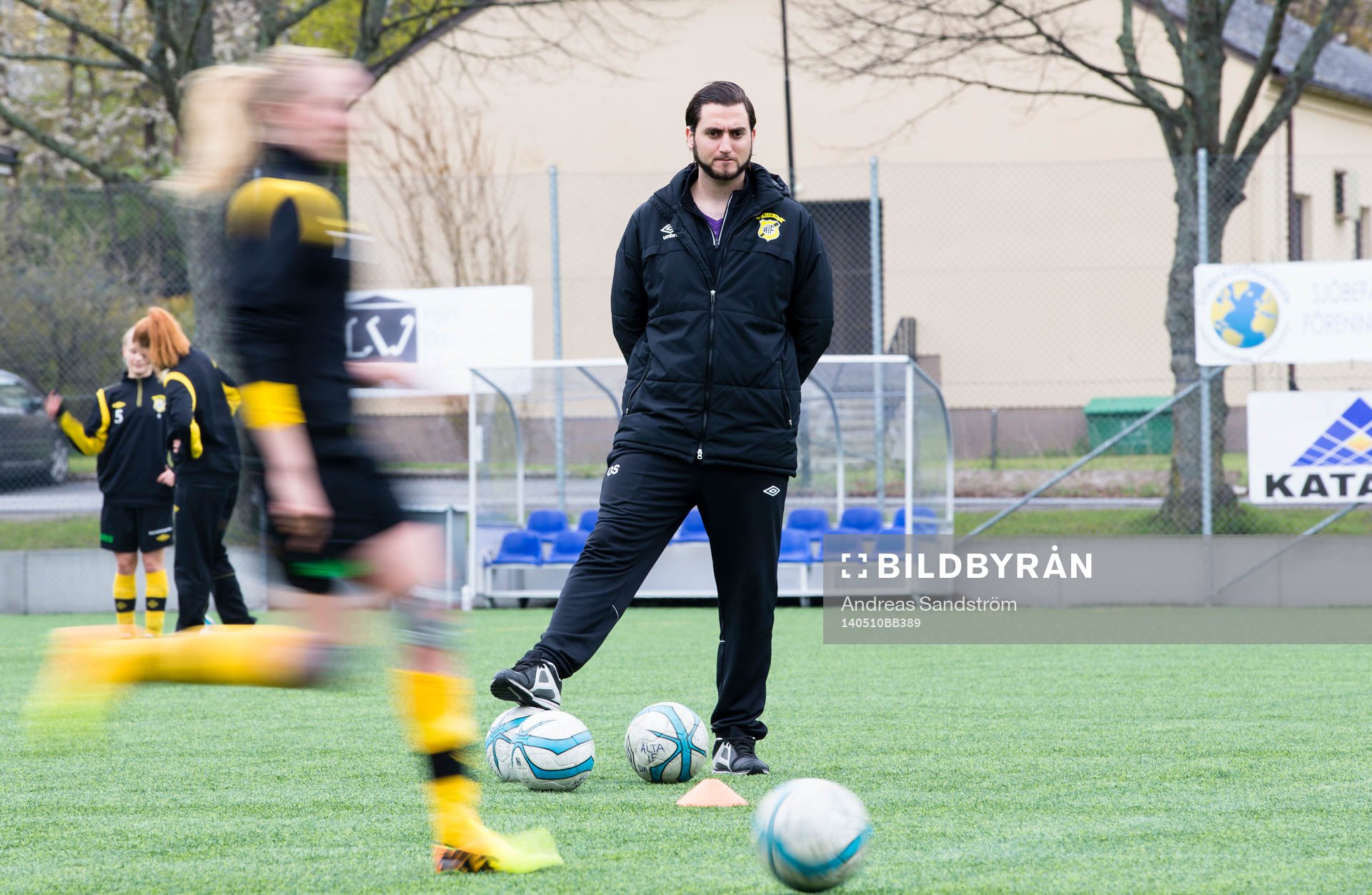 Ältas  assisterande tränare Omid Sulefani under fotbollsmatchen i Elitettan mellan Älta och Hovås Billdal den 10 Maj 2014 i Stockholm. 