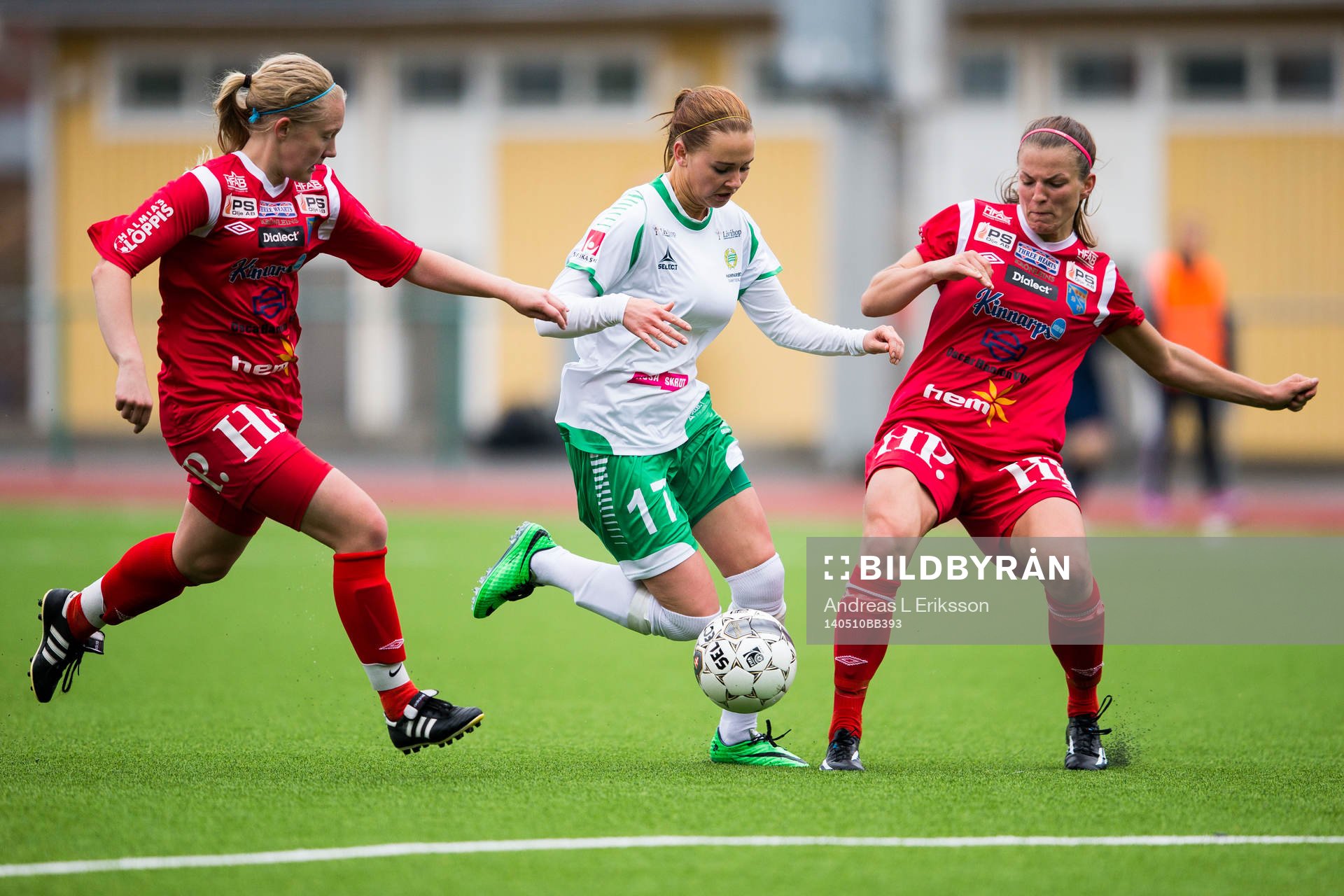 Hammarbys Emma Jansson (m) i kamp om bollen med Halmias Ellen Gibson och Wendela Wedenryd under fotbollsmatchen i Elitettan mellan Hammarby och Halmia den 10 maj 2014 i Stockholm.