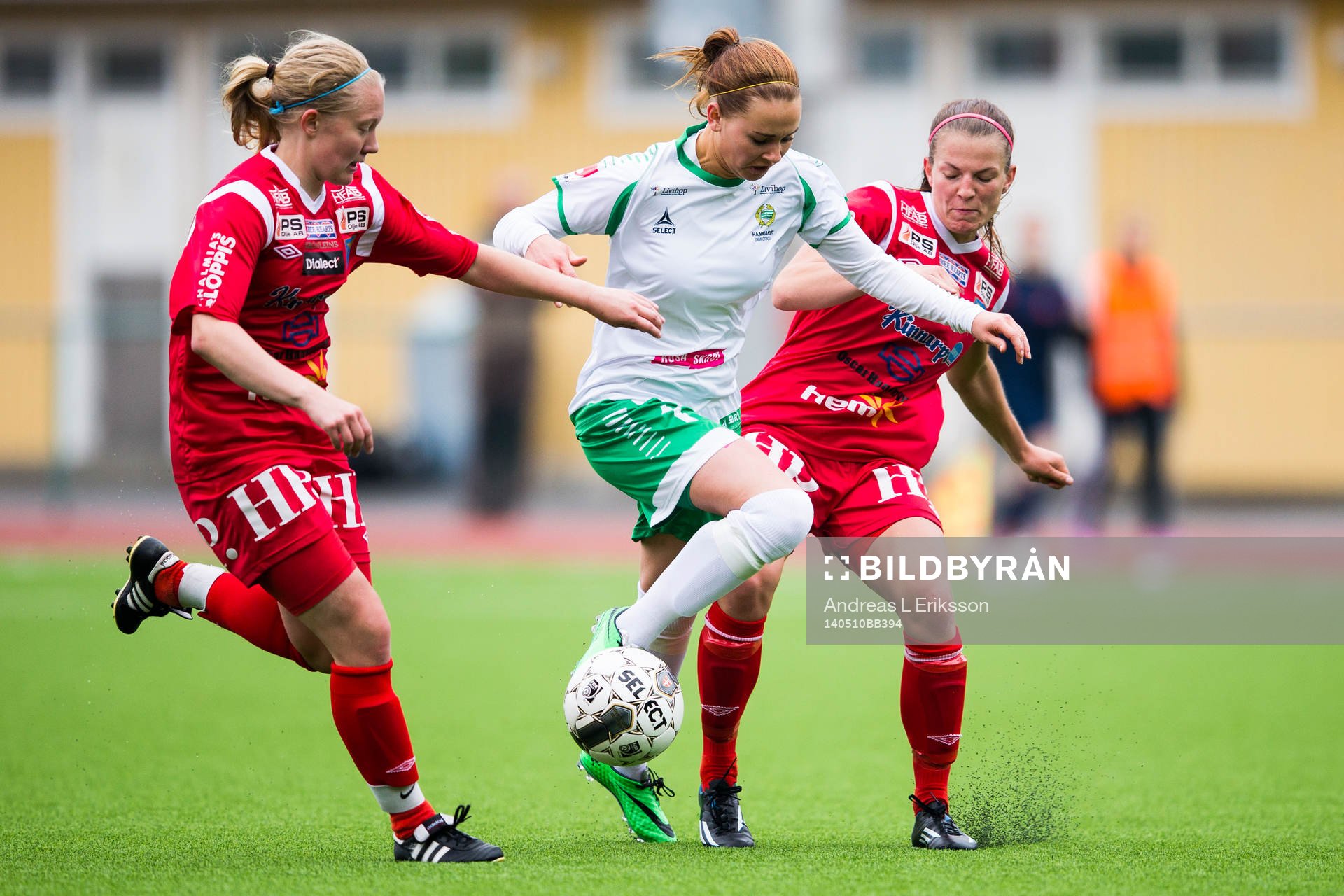 Hammarbys Emma Jansson (m) i kamp om bollen med Halmias Ellen Gibson och Wendela Wedenryd under fotbollsmatchen i Elitettan mellan Hammarby och Halmia den 10 maj 2014 i Stockholm.