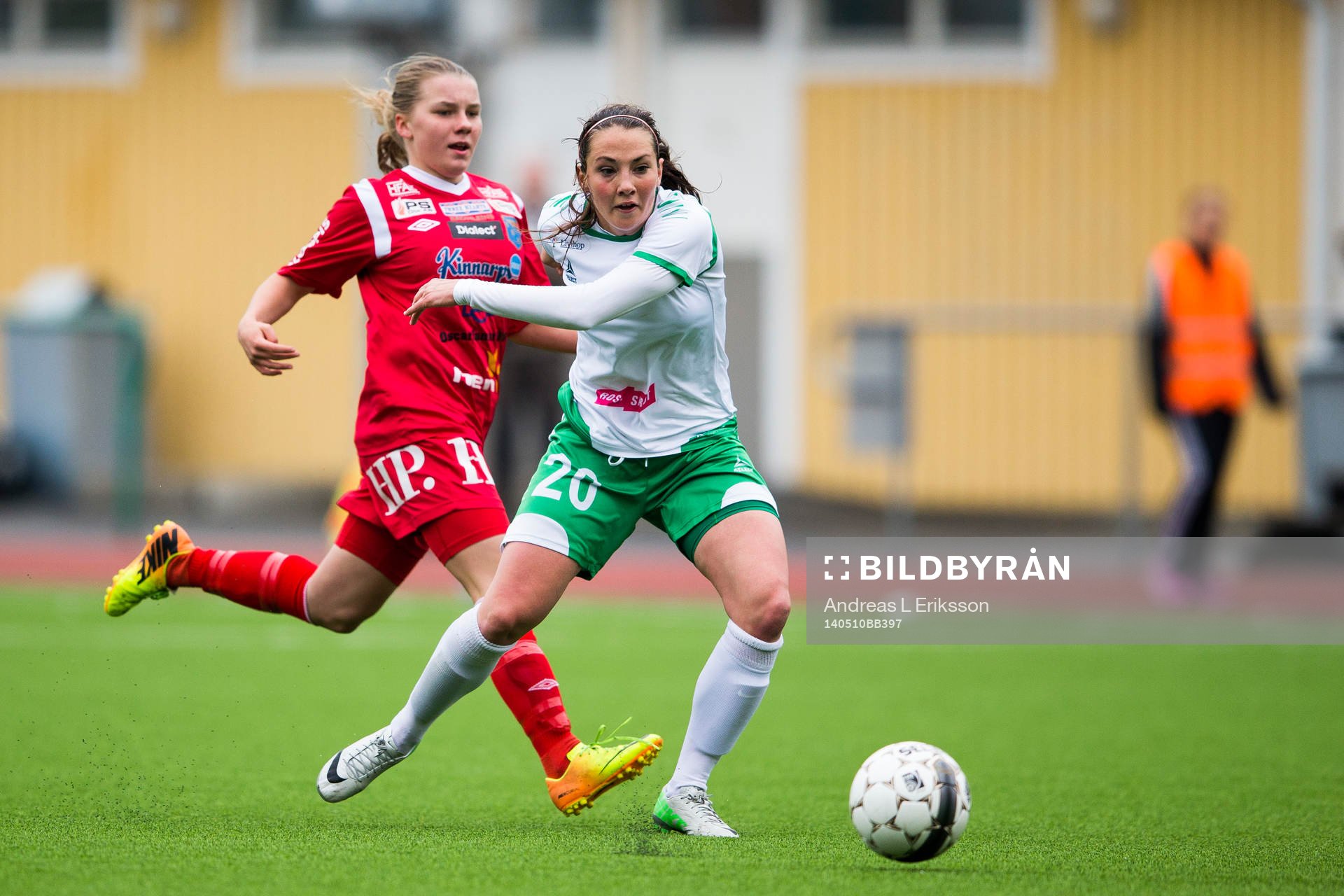 Hammarbys Helen Eké jagas av Halmias Ebba Hed