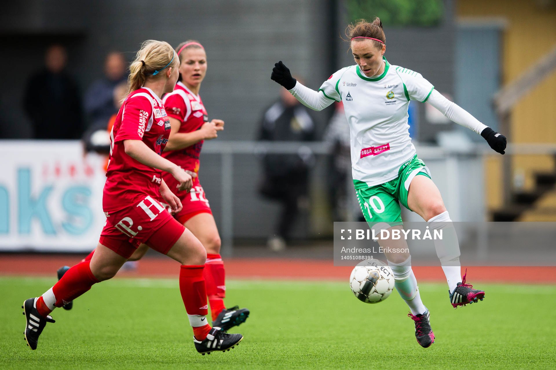 Hammarbys Elina Johansson tar ner bollen