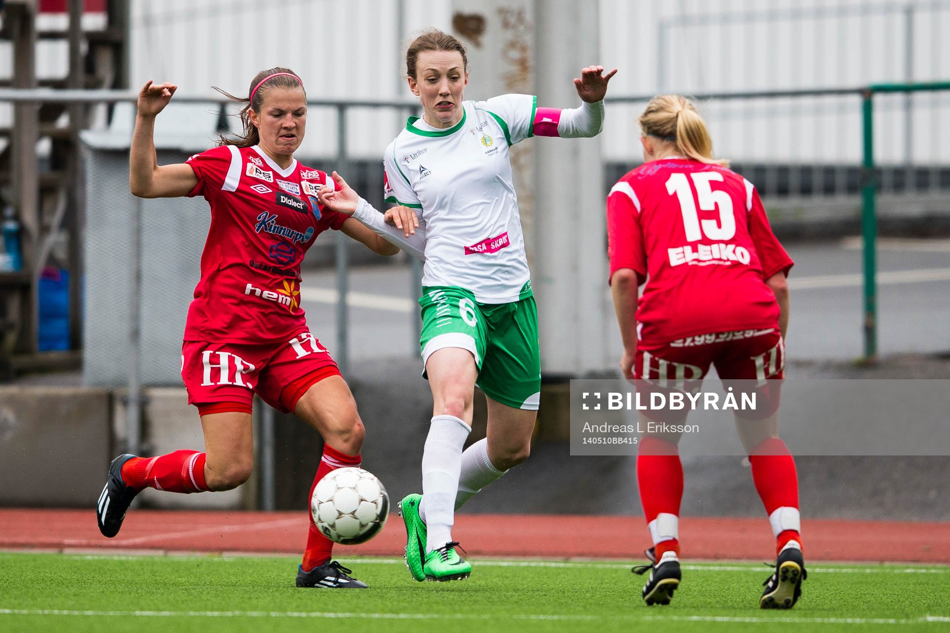 Halmias Wendela Wedenryd och Hammarbys Olga Ekblom i kamp om bollen under fotbollsmatchen i Elitettan mellan Hammarby och Halmia den 10 maj 2014 i Stockholm.