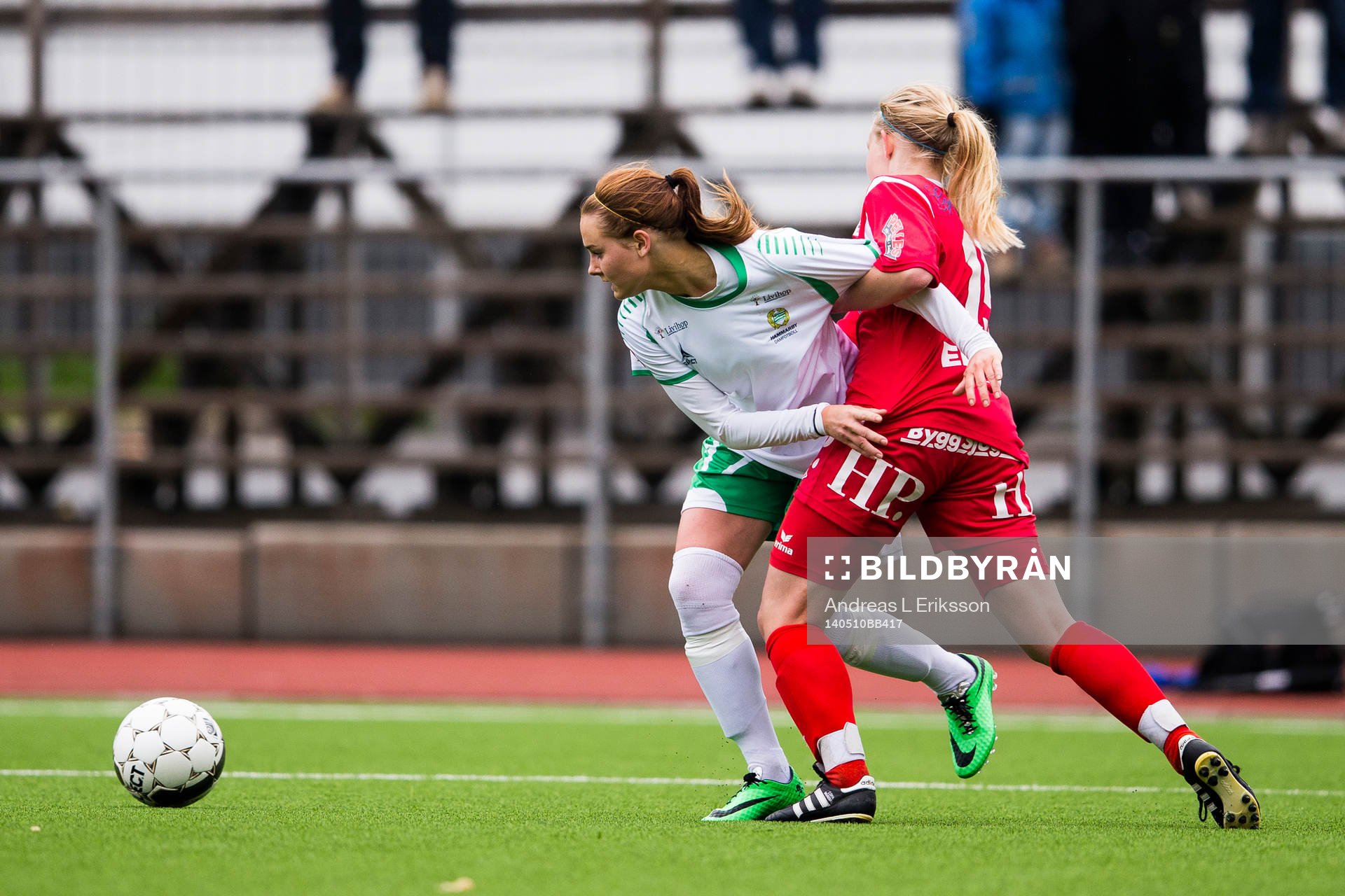 Hammarbys Emma Jansson hålls fast av Halmias Frida Ottosson