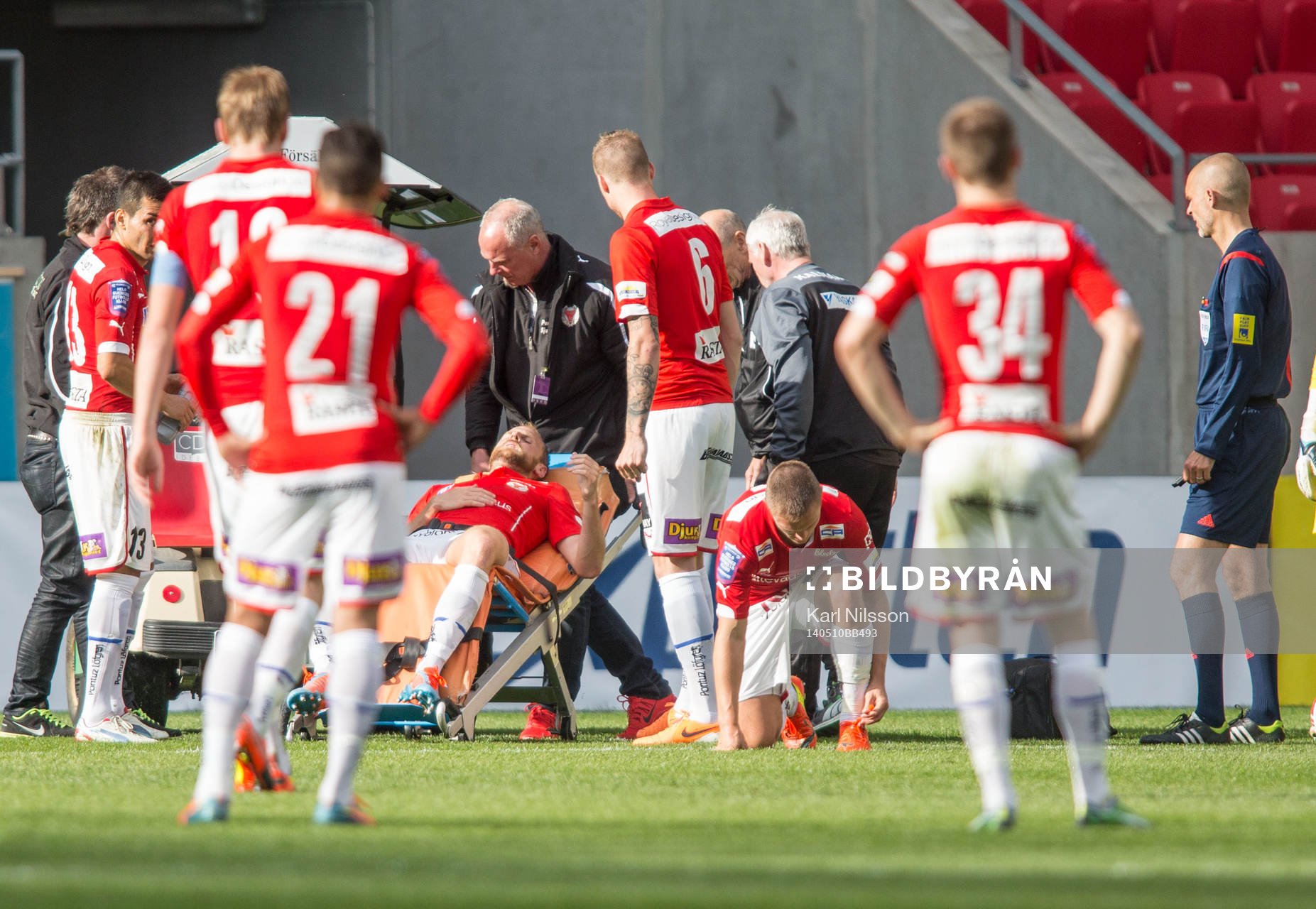 Kalmars Markus Thorbjörnsson blir utkörd på bår