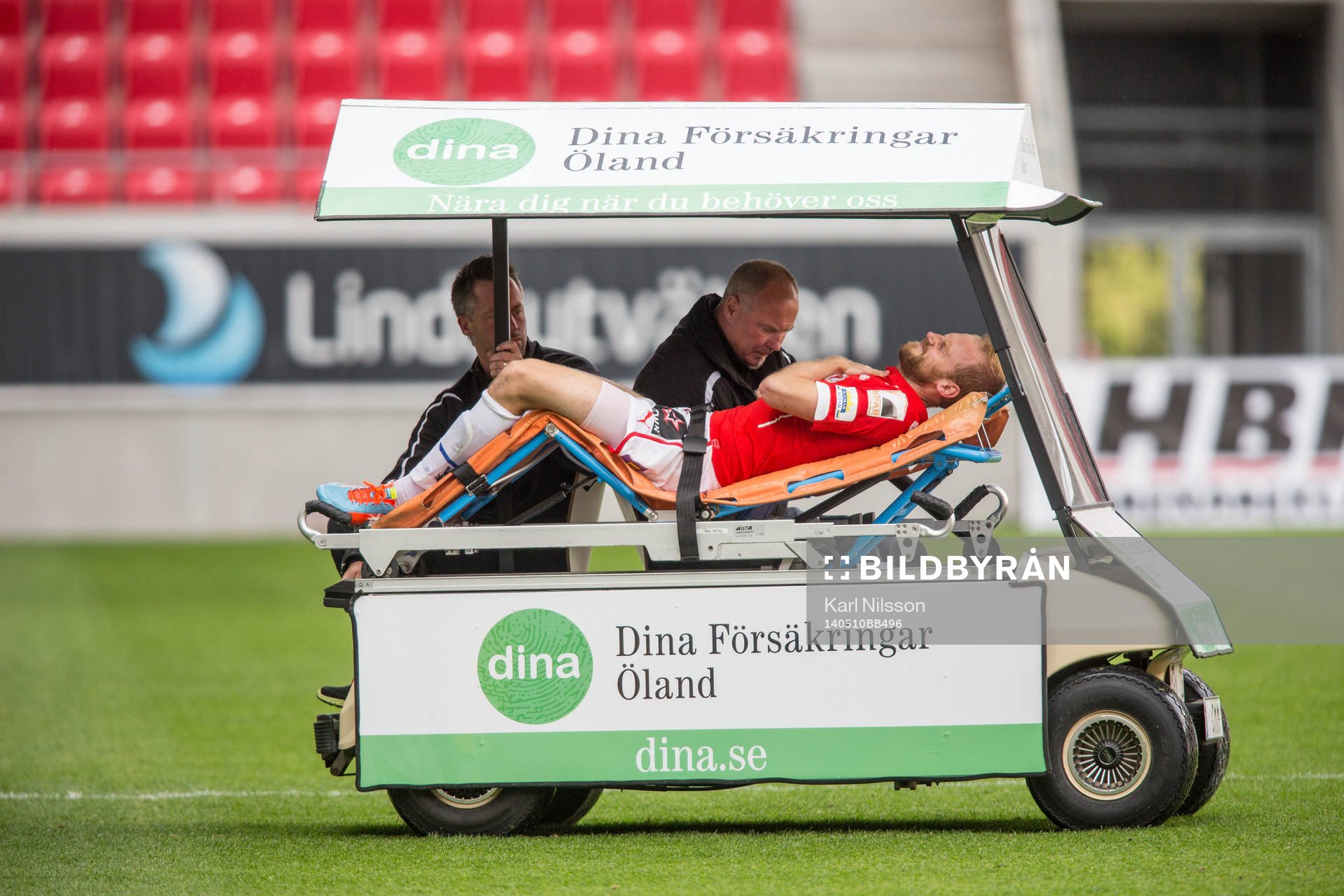 Kalmars Markus Thorbjörnsson blir utkörd på bår