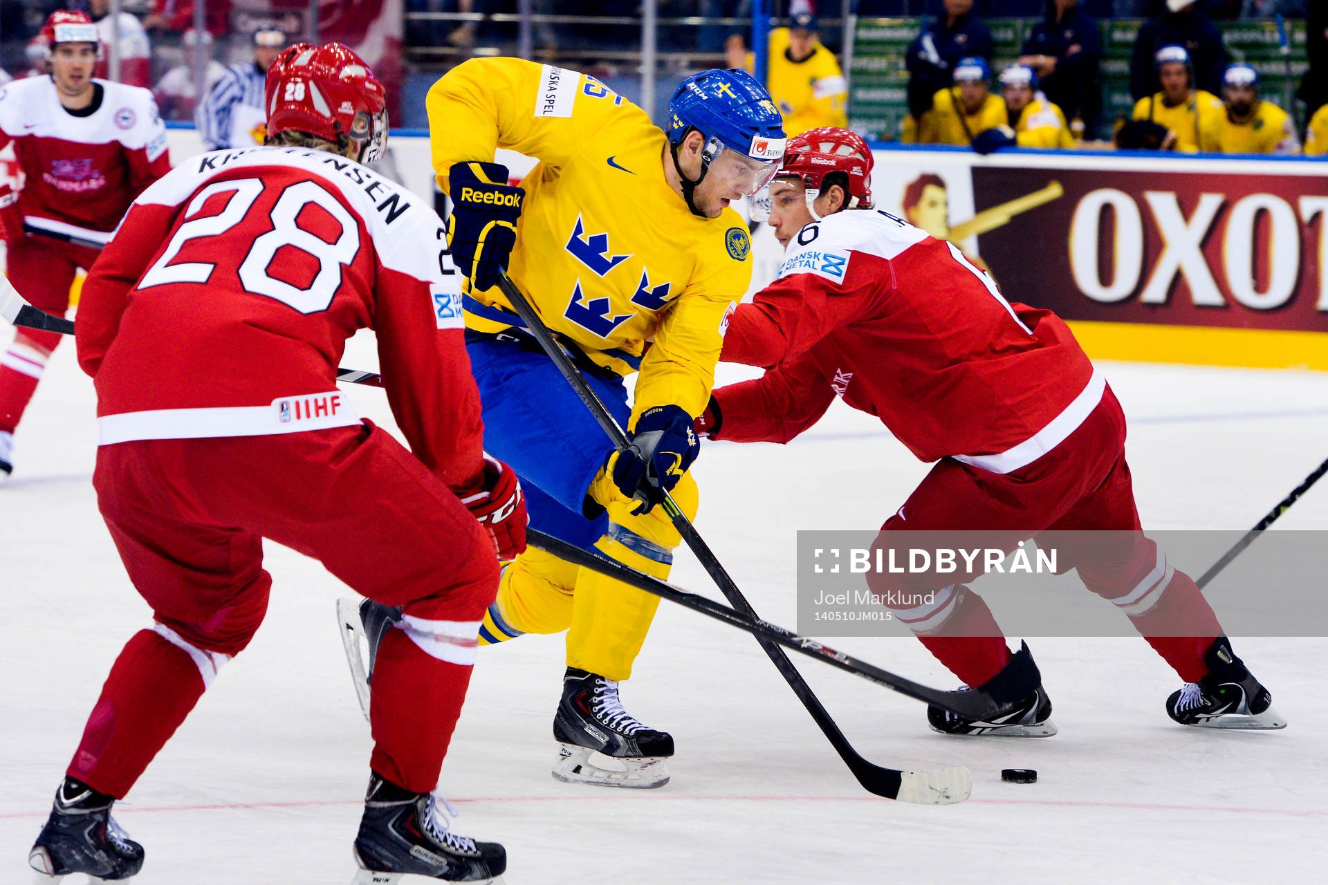 Sveriges Mattias Sjögren tar sig förbi Danmarks Stefan
