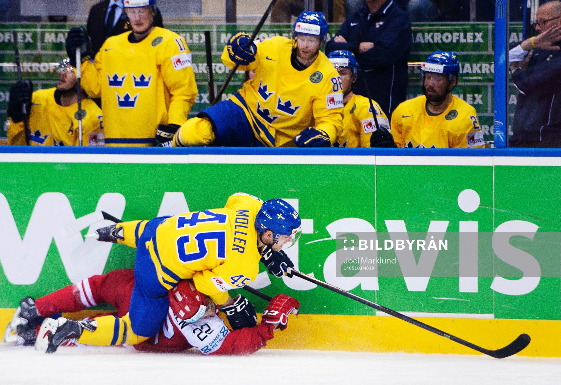 Sveriges Oscar Möller stoppar Danmarks Markus Lauridsen