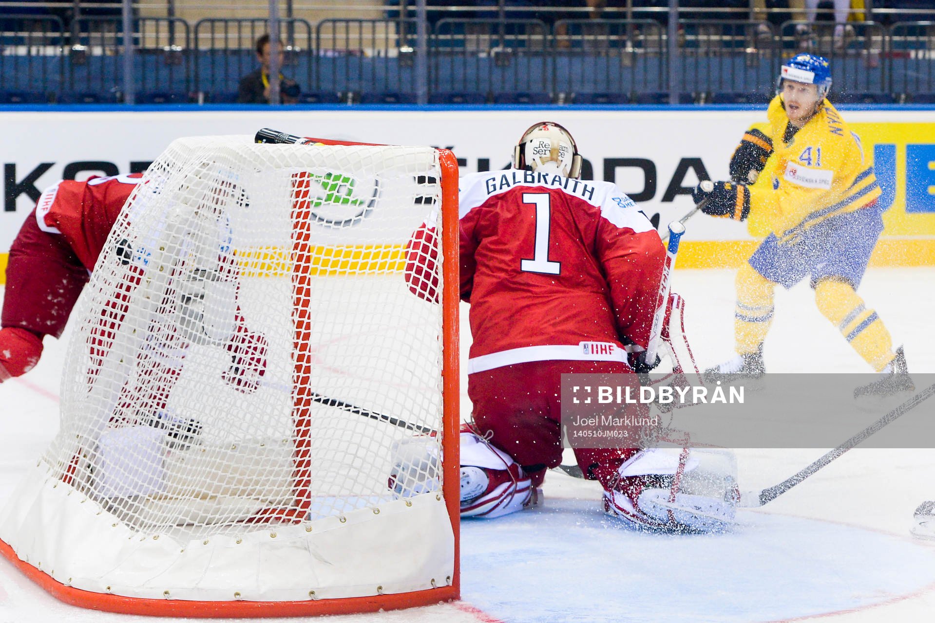 Sveriges Gustav Nyquist gör 3-0 bakom Danmarks målvakt