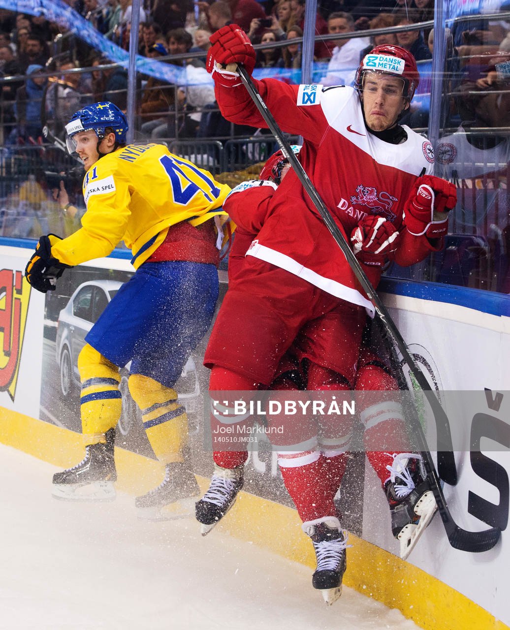 Sveriges Gustav Nyquist undviker en tackling från Danmarks