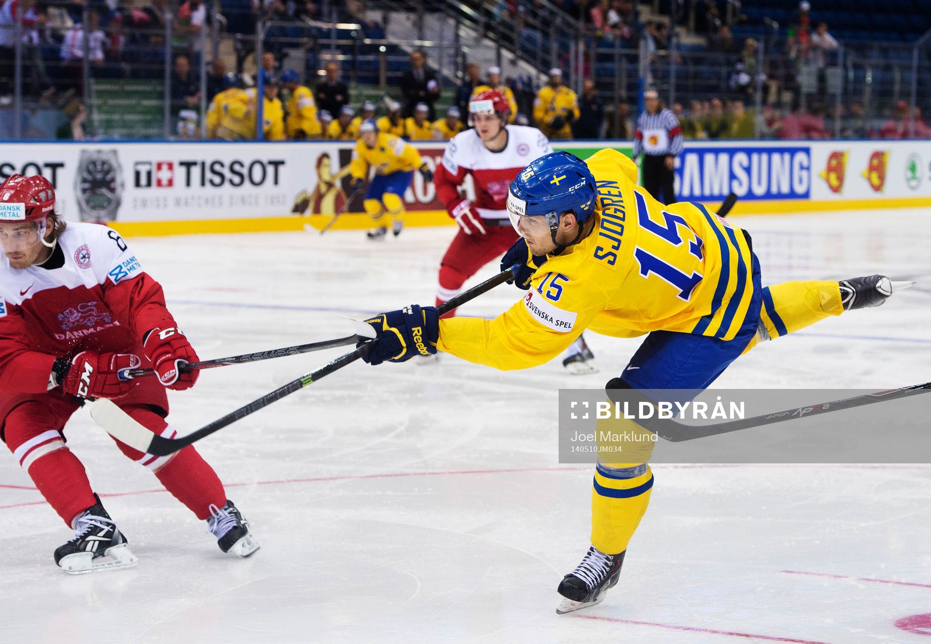 Sveriges Mattias Sjögren skjuter ett skott