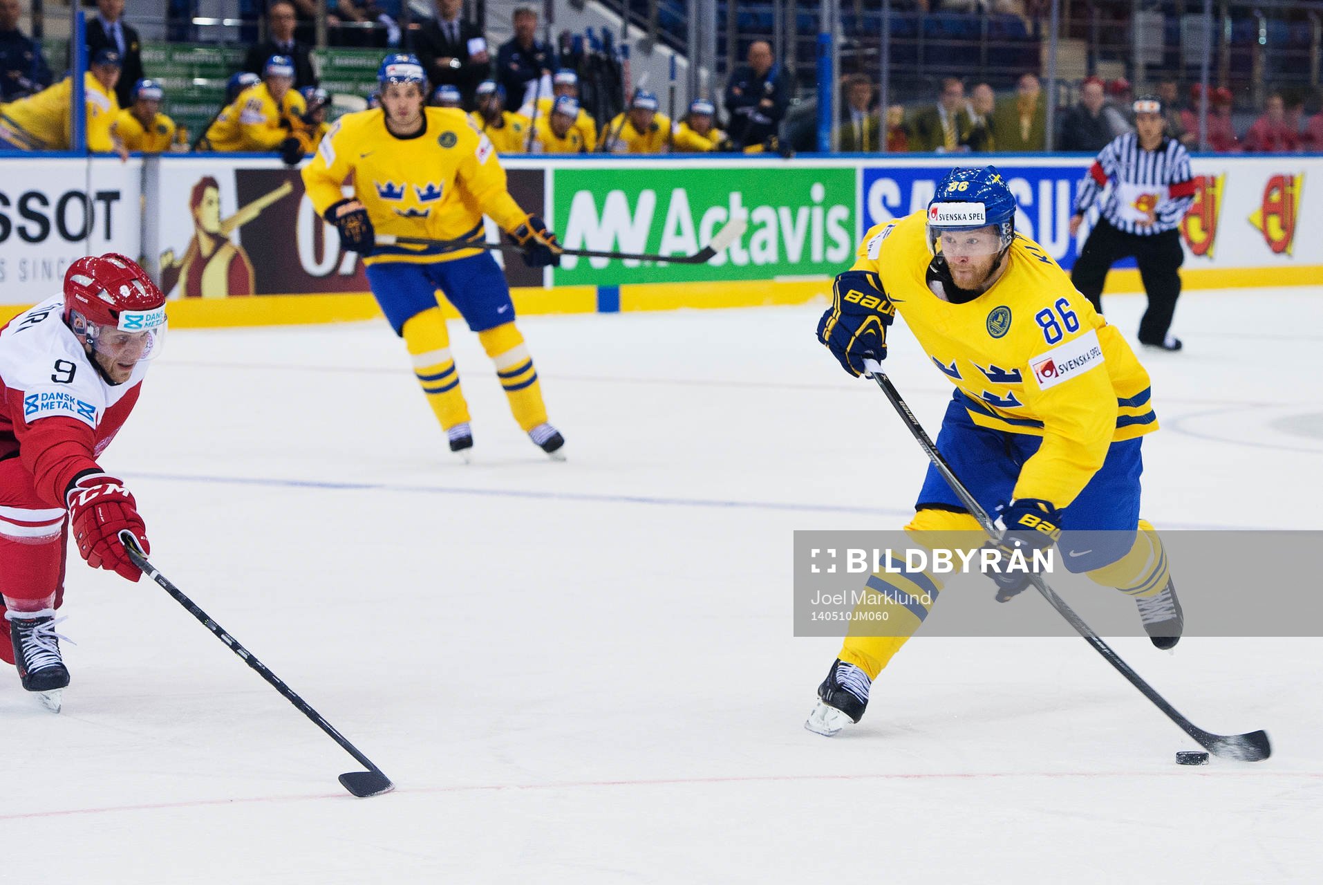Sveriges Linus Klasen skjuter ett skott