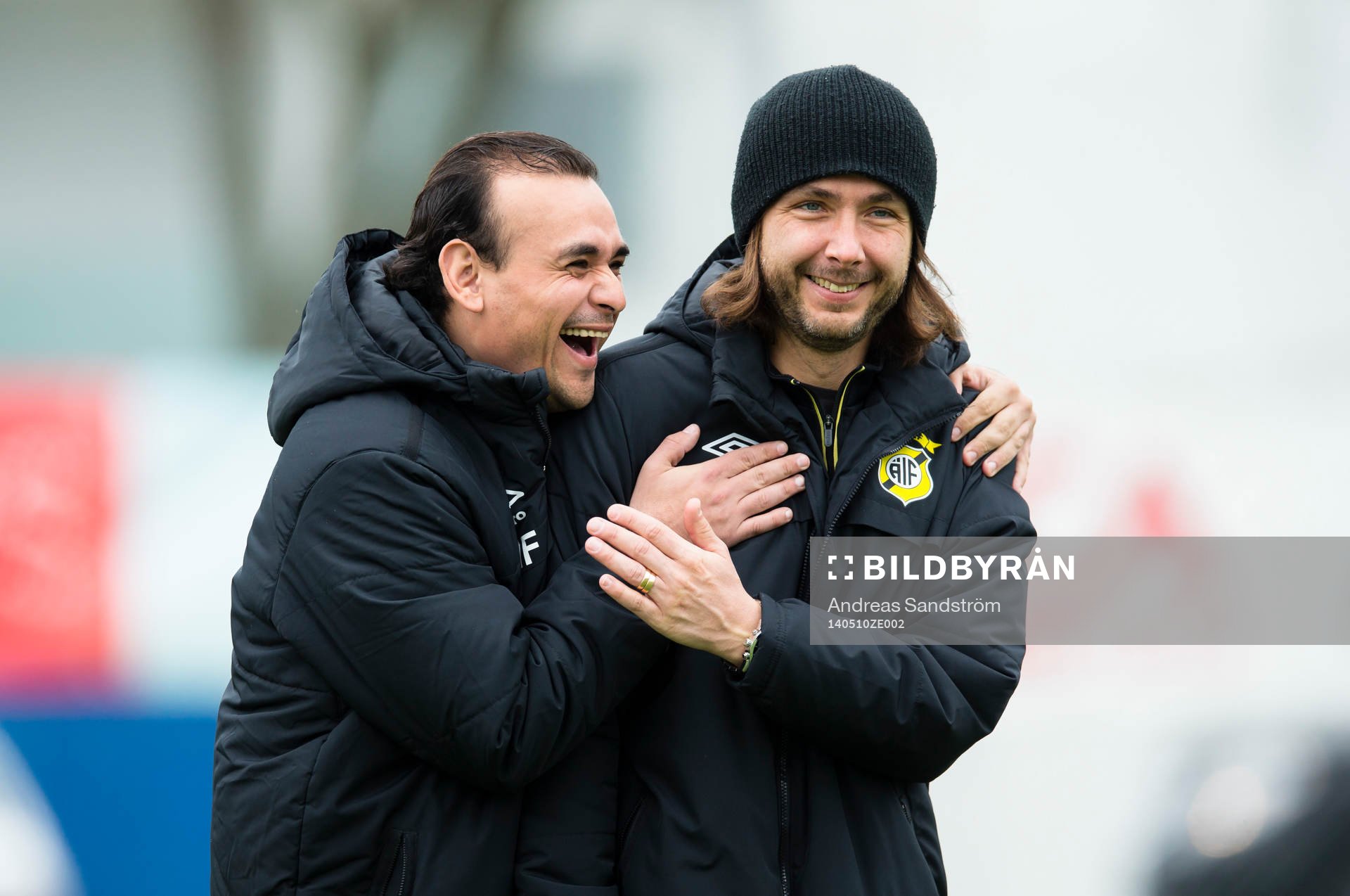 Ältas tränare Marcelo Fernández (v) och fystränare Sebastian Ekblom-Bak ser glada ut inför fotbollsmatchen i Elitettan mellan Älta och Hovås Billdal den 10 Maj 2014 i Stockholm.