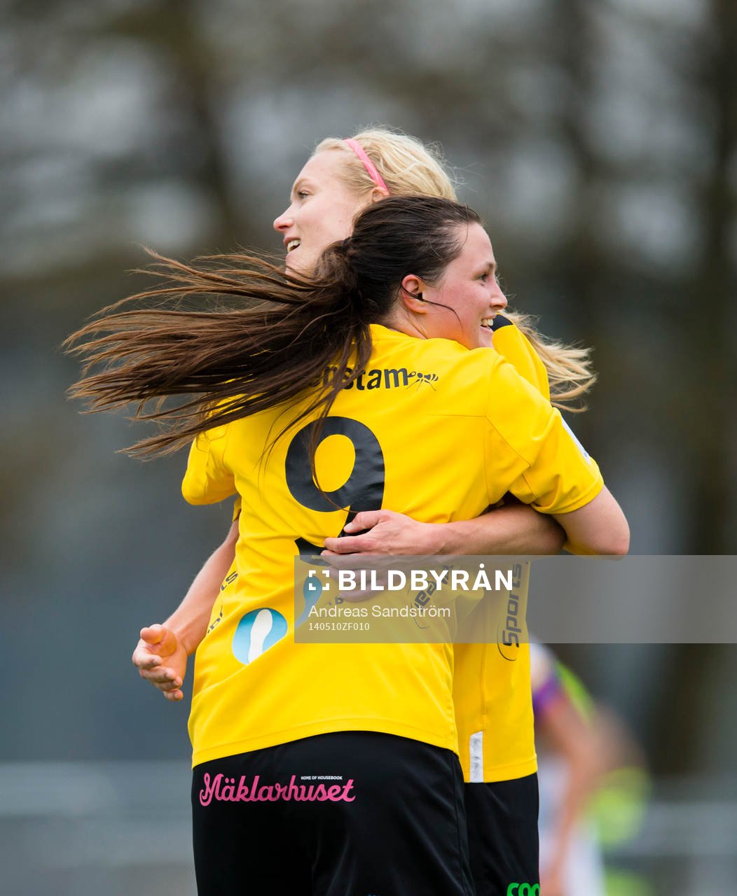 Ältas Elin Ekblom-Bak gör 1-0 och omfamnas av Anna Lechner