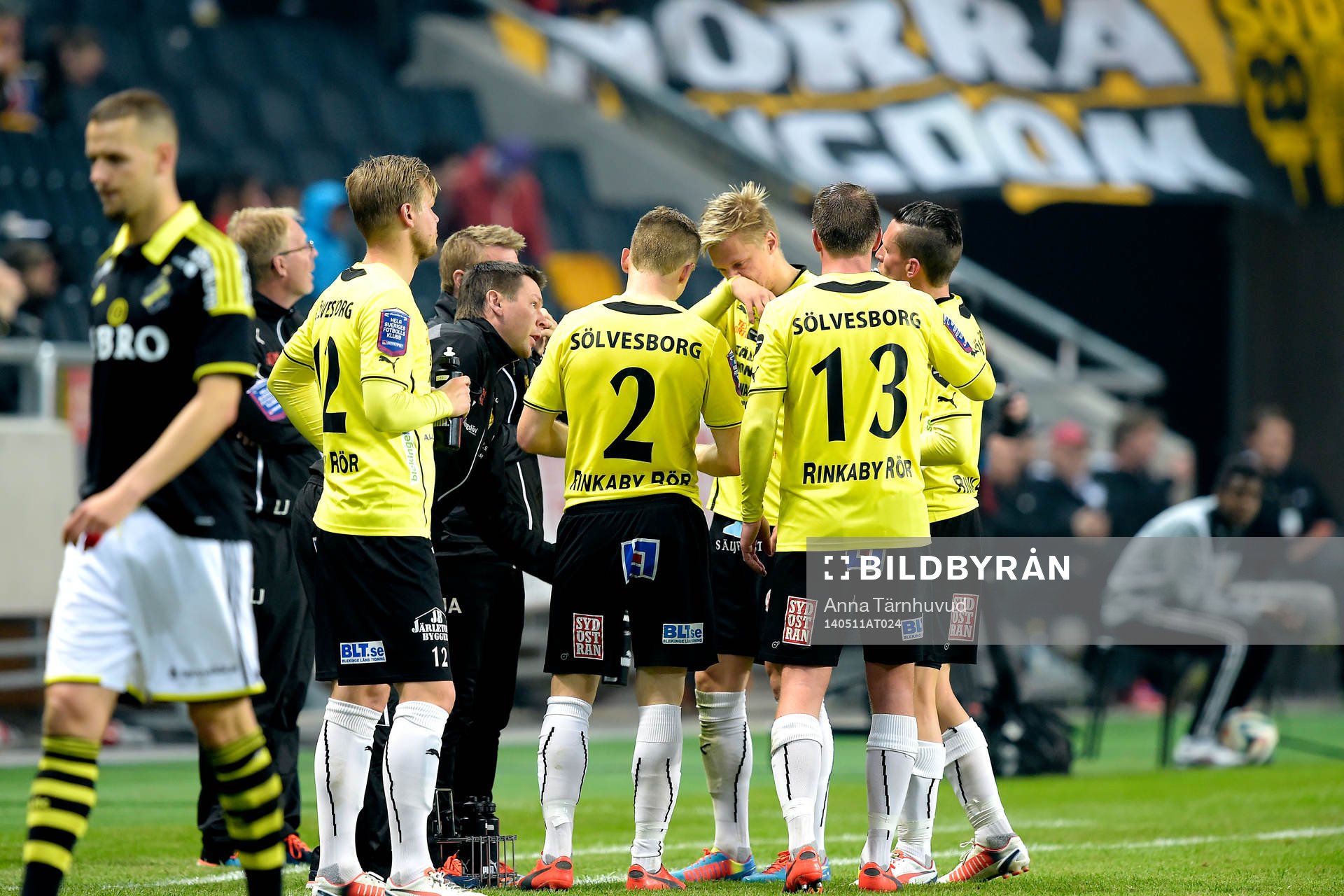Mjällbys spelare samlas under ett spelavbrott under fotbollsmatchen i Allsvenskan mellan AIK och Mjällby den 11 maj 2014.
