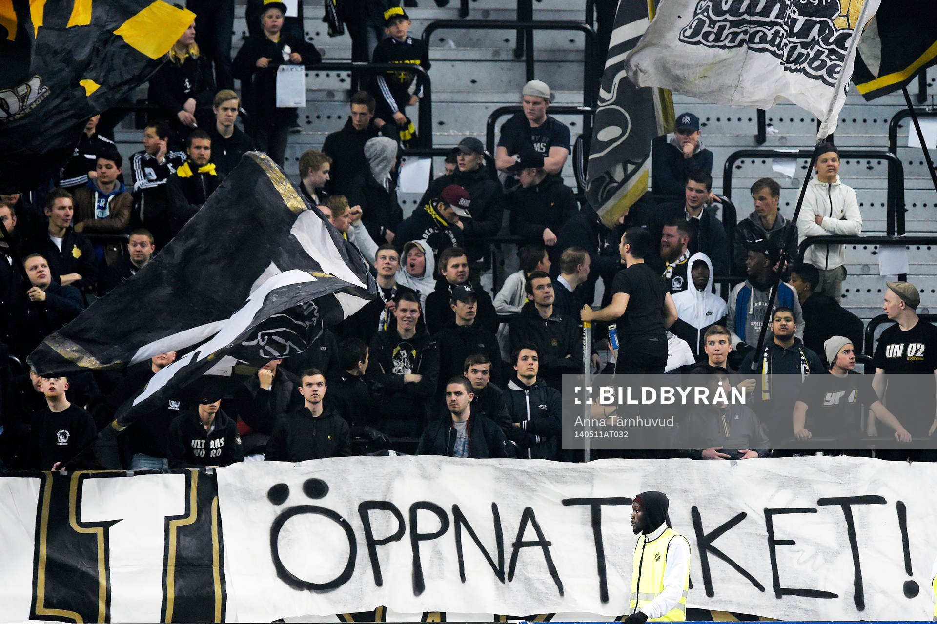 s supportrar håller upp en banderoll där det står