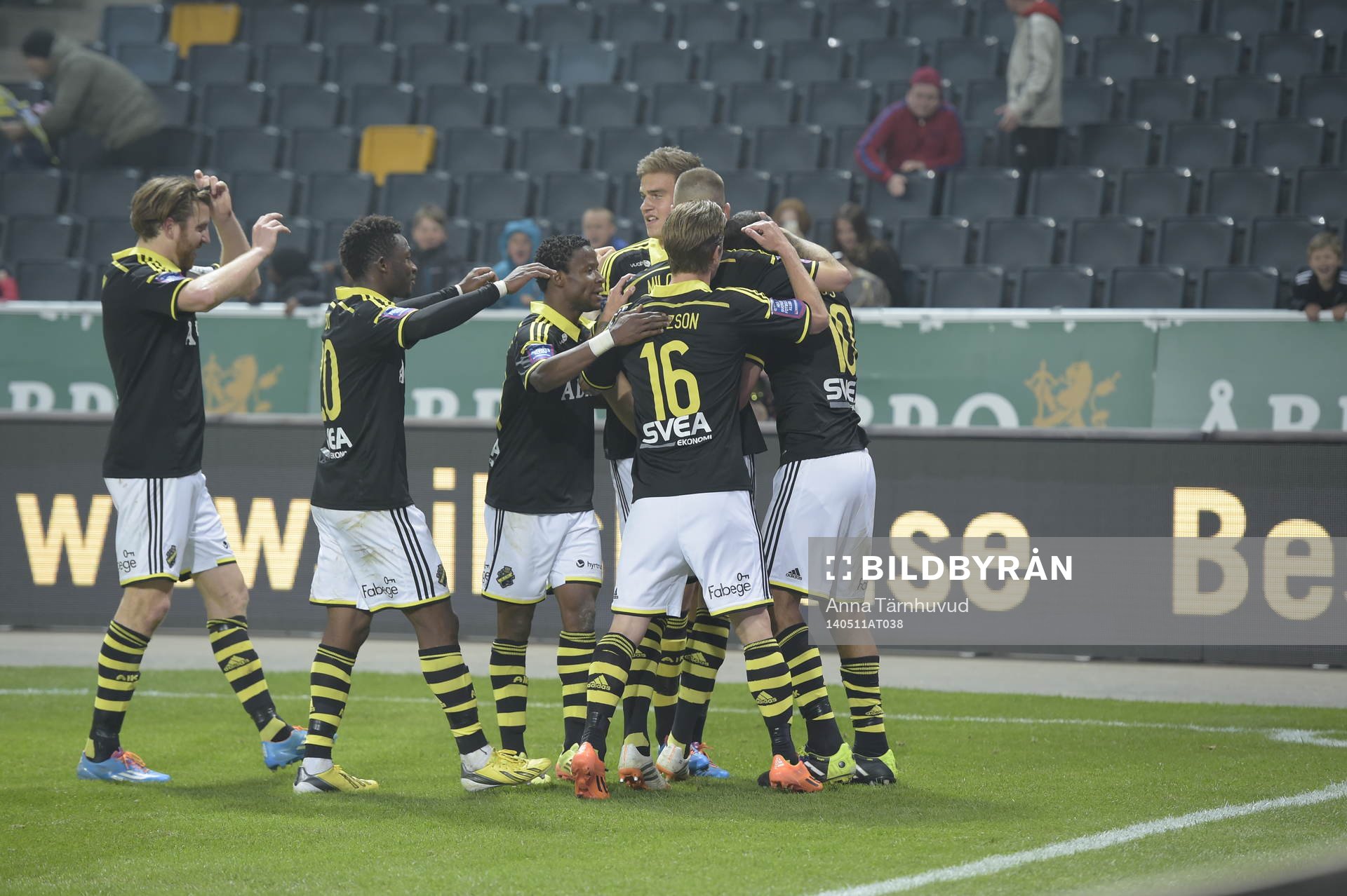 AIK:s spelare jublar efter att Celso Borges gjort 2-1 på straff under fotbollsmatchen i Allsvenskan mellan AIK och Mjällby den 11 maj 2014.