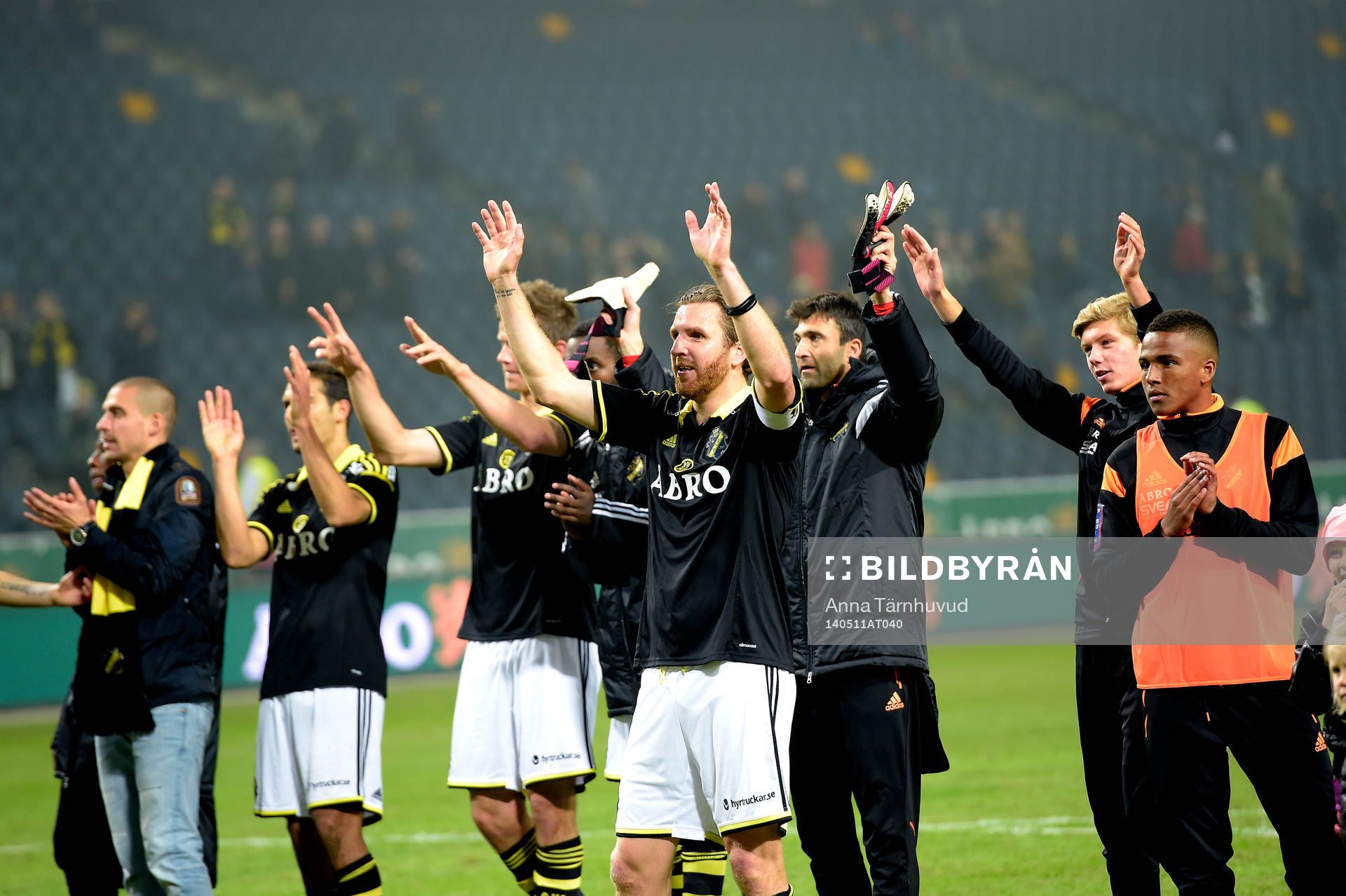 AIK:s spelare jublar med publiken efter fotbollsmatchen i Allsvenskan mellan AIK och Mjällby den 11 maj 2014.