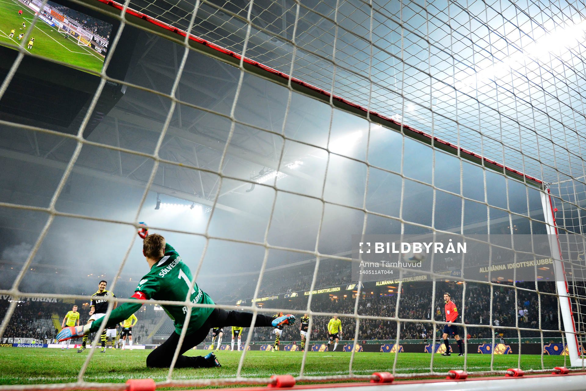 AIK:s Celso Borges gör 2-1 på straff och Mjällbys målvakt Mattias Asper slänger sig på fel håll under fotbollsmatchen i Allsvenskan mellan AIK och Mjällby den 11 maj 2014.