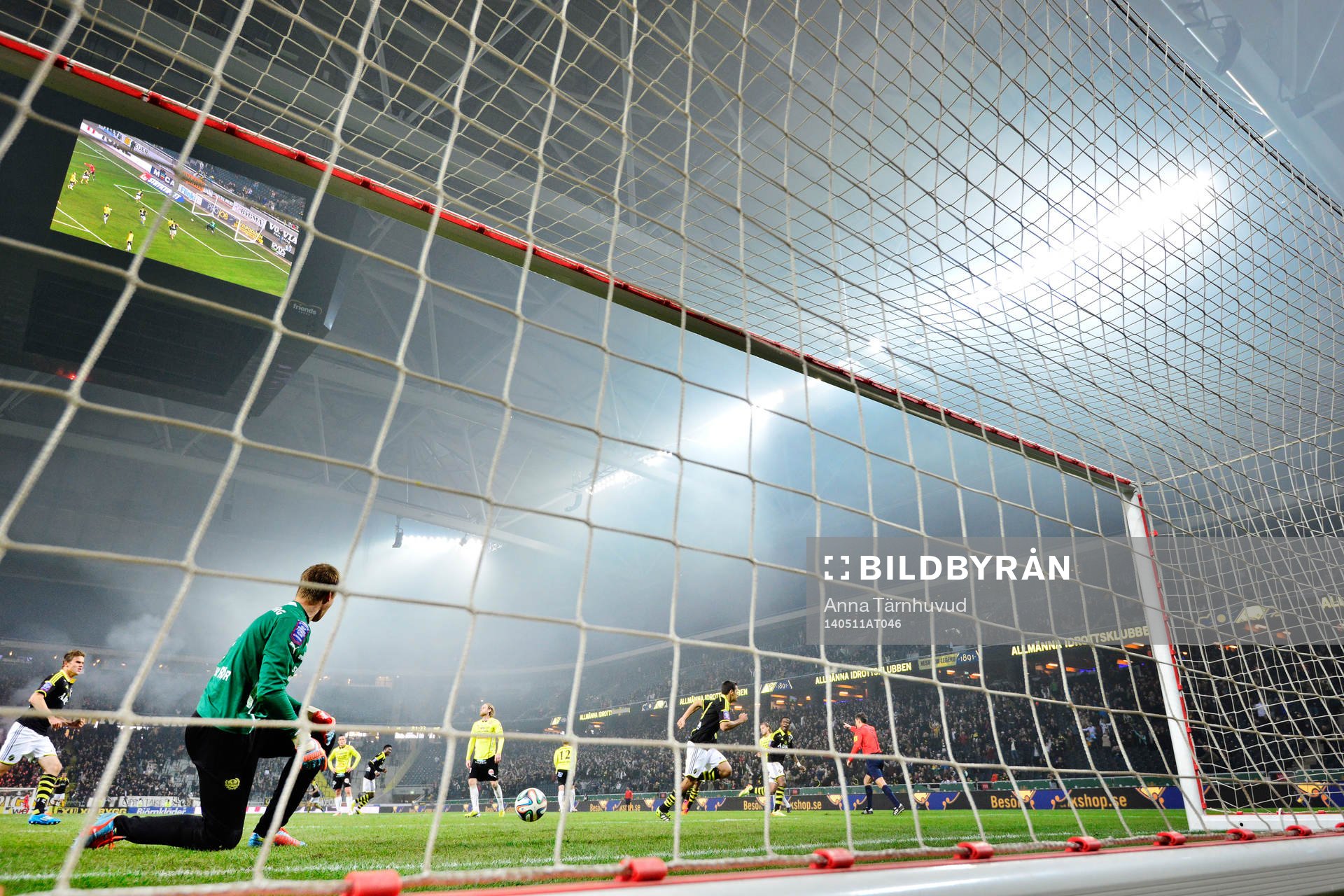 s spelare jublar och Mjällbys spelare deppar