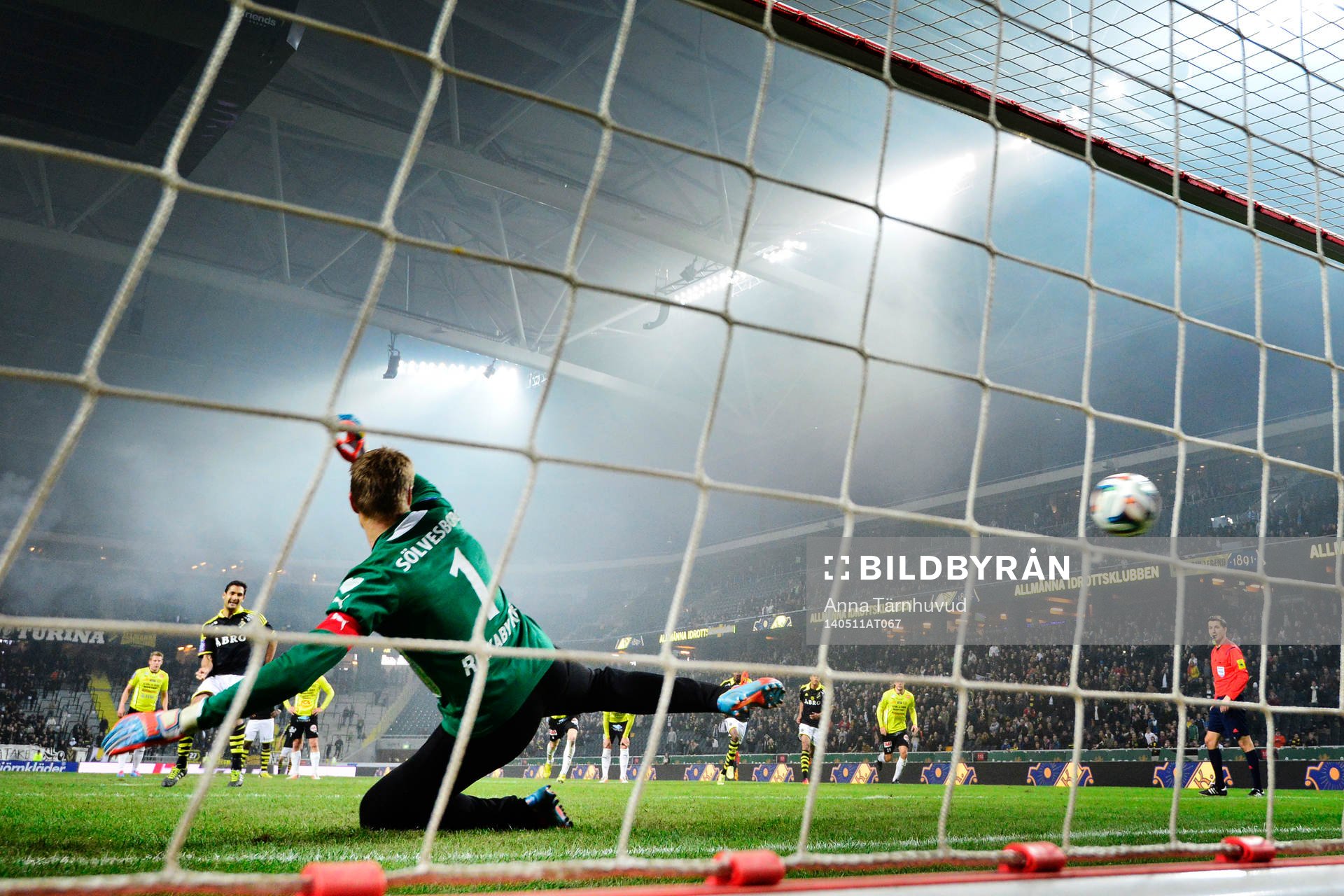 AIK:s Celso Borges gör 2-1 på straff och Mjällbys målvakt Mattias Asper slänger sig på fel håll under fotbollsmatchen i Allsvenskan mellan AIK och Mjällby den 11 maj 2014.