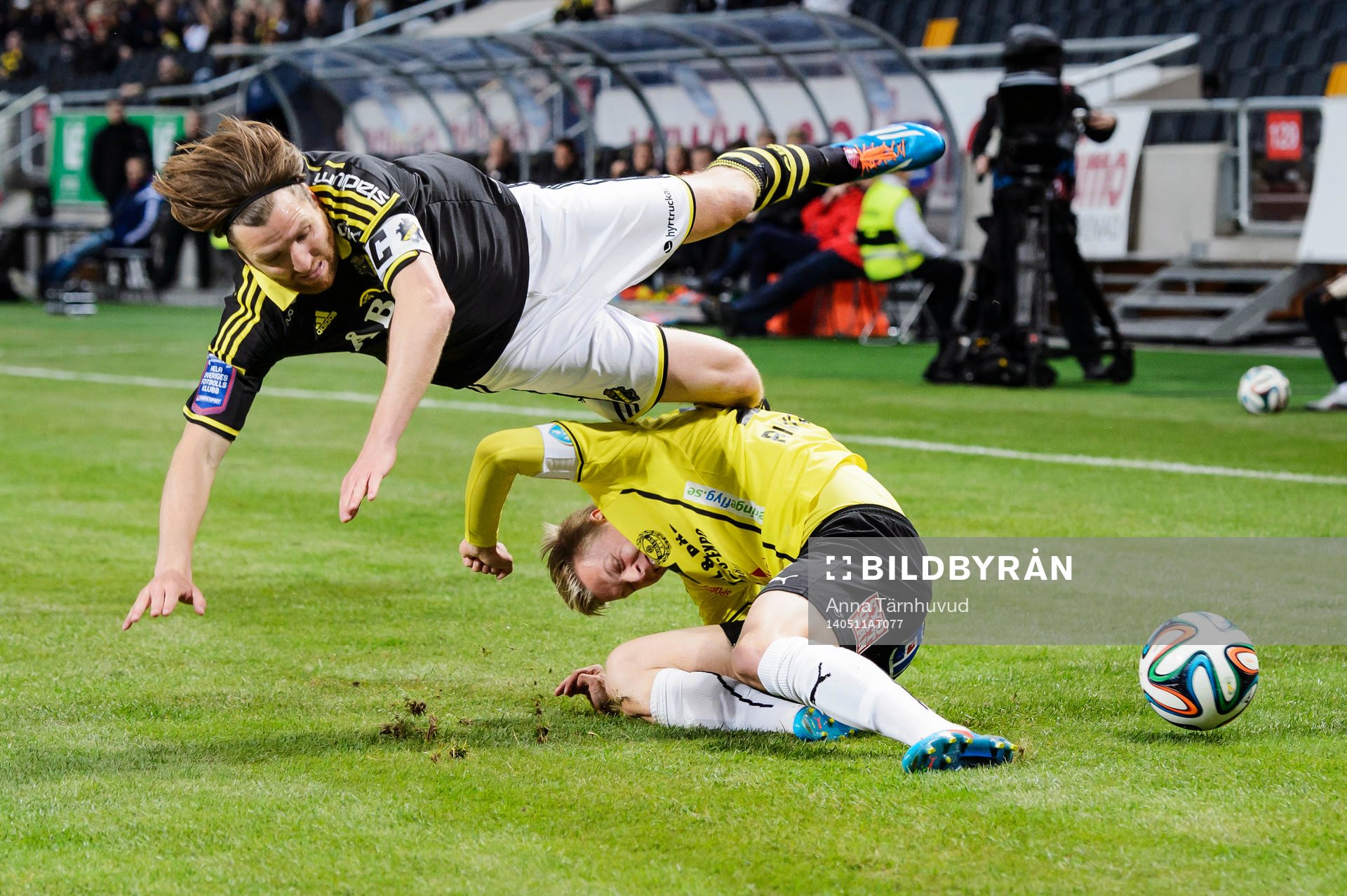 s Nils-Eric Johansson och Mjällbys Mattias Håkansson