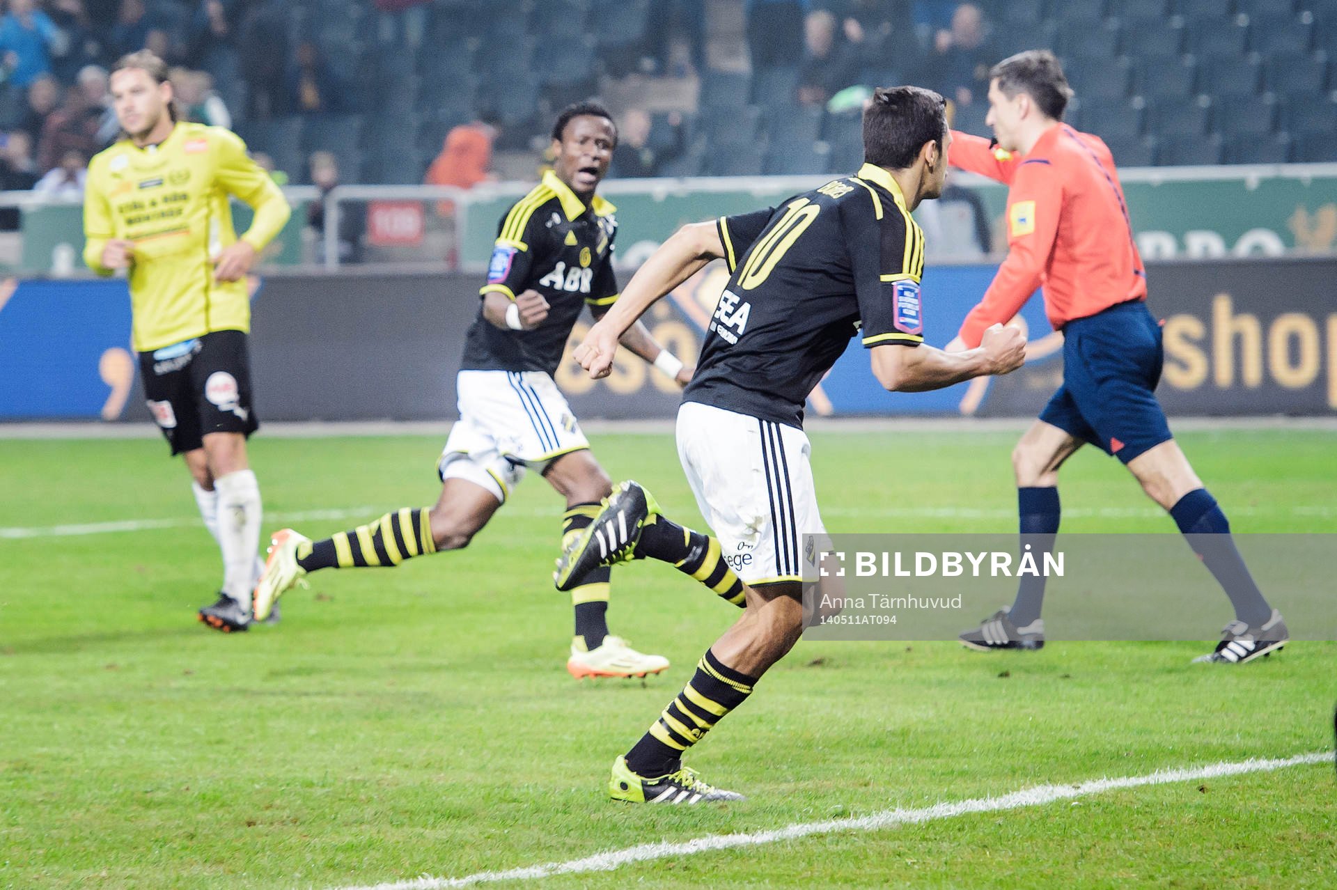AIK:s Celso Borges jublar med sina lagkamrater efter att han gjort 2-1 på straff under fotbollsmatchen i Allsvenskan mellan AIK och Mjällby den 11 maj 2014.