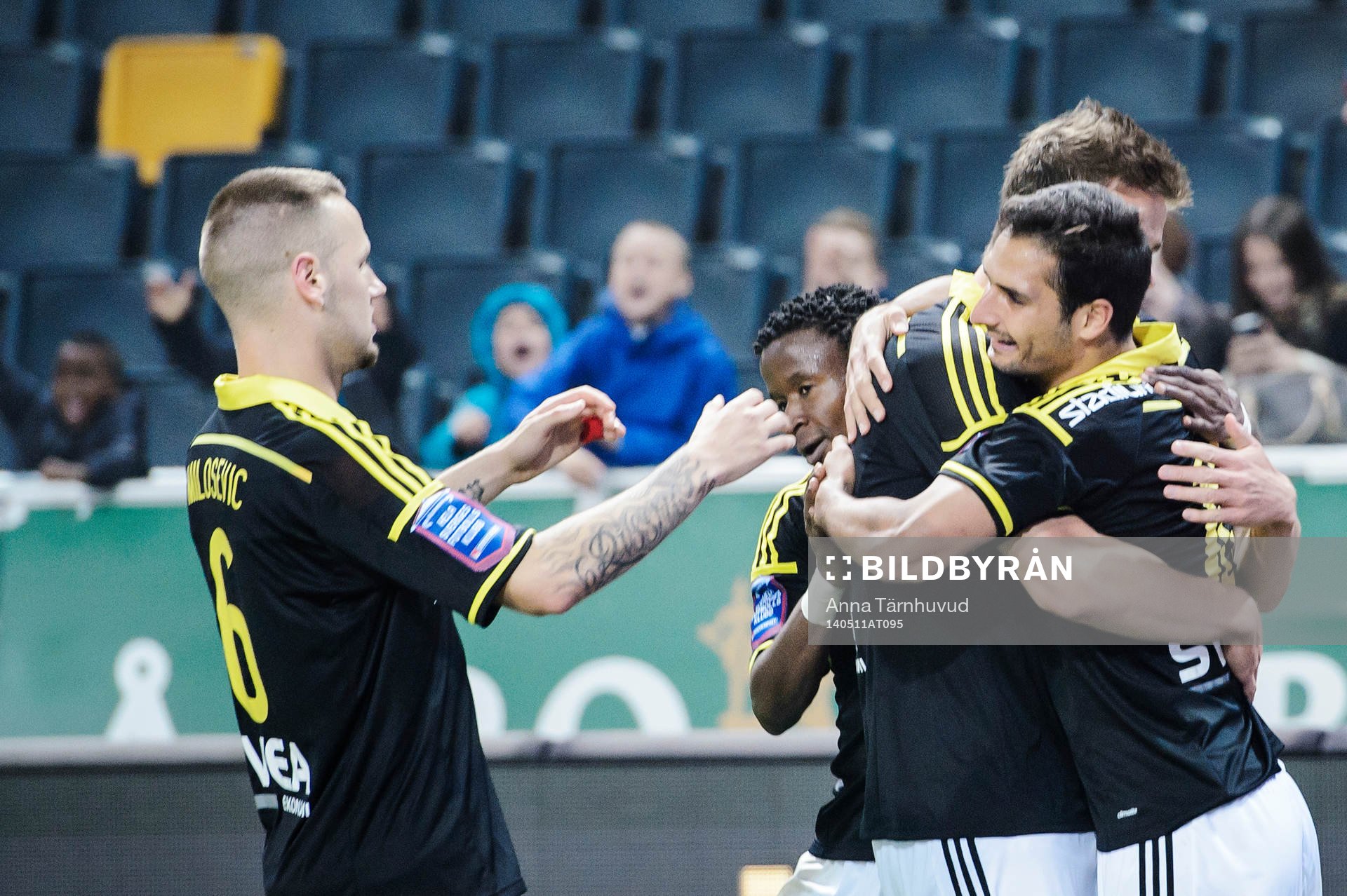 AIK:s Celso Borges jublar med sina lagkamrater efter att han gjort 2-1 på straff under fotbollsmatchen i Allsvenskan mellan AIK och Mjällby den 11 maj 2014.