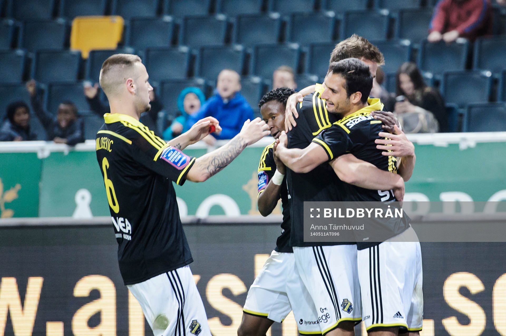 AIK:s Celso Borges jublar med sina lagkamrater efter att han gjort 2-1 på straff under fotbollsmatchen i Allsvenskan mellan AIK och Mjällby den 11 maj 2014.