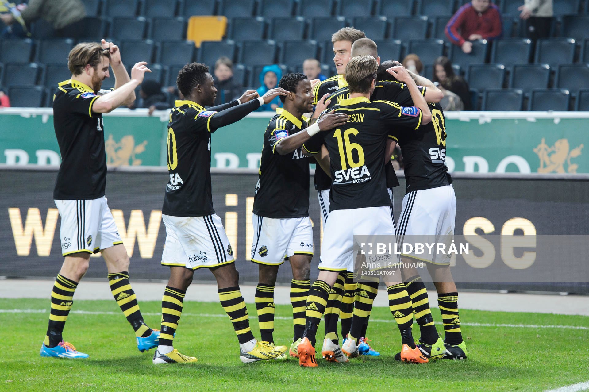 AIK:s spelare jublar efter att Celso Borges gjort 2-1 på straff under fotbollsmatchen i Allsvenskan mellan AIK och Mjällby den 11 maj 2014.